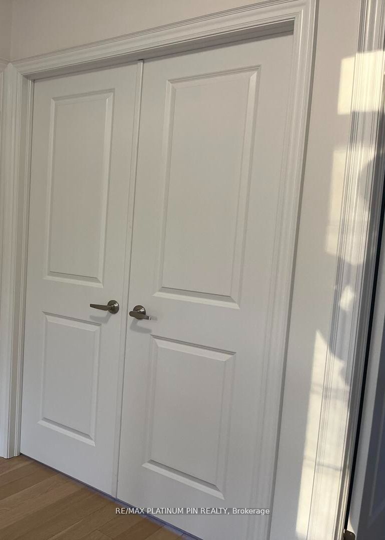 2577 Islington Avenue Property Photo 10