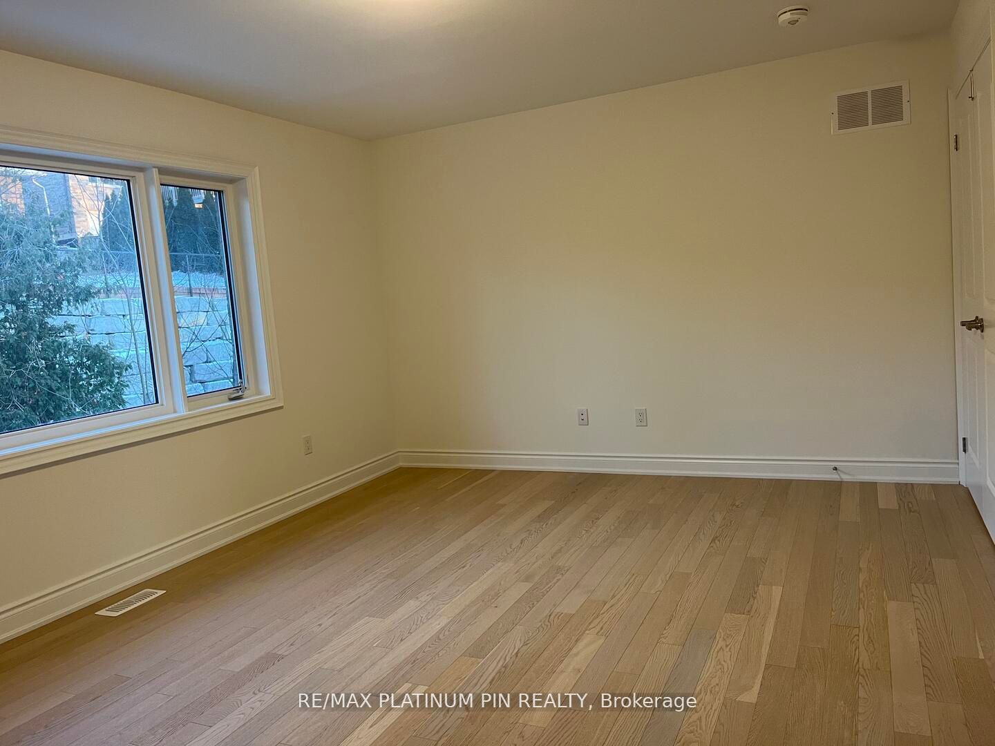 2577 Islington Avenue Property Photo 15