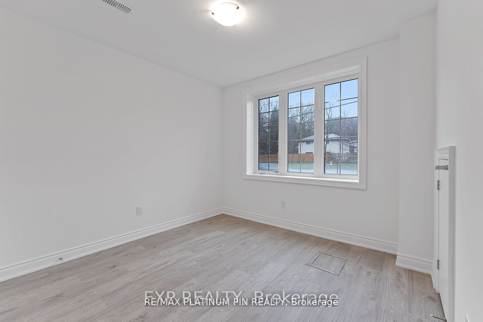 2577 Islington Avenue Property Photo 17
