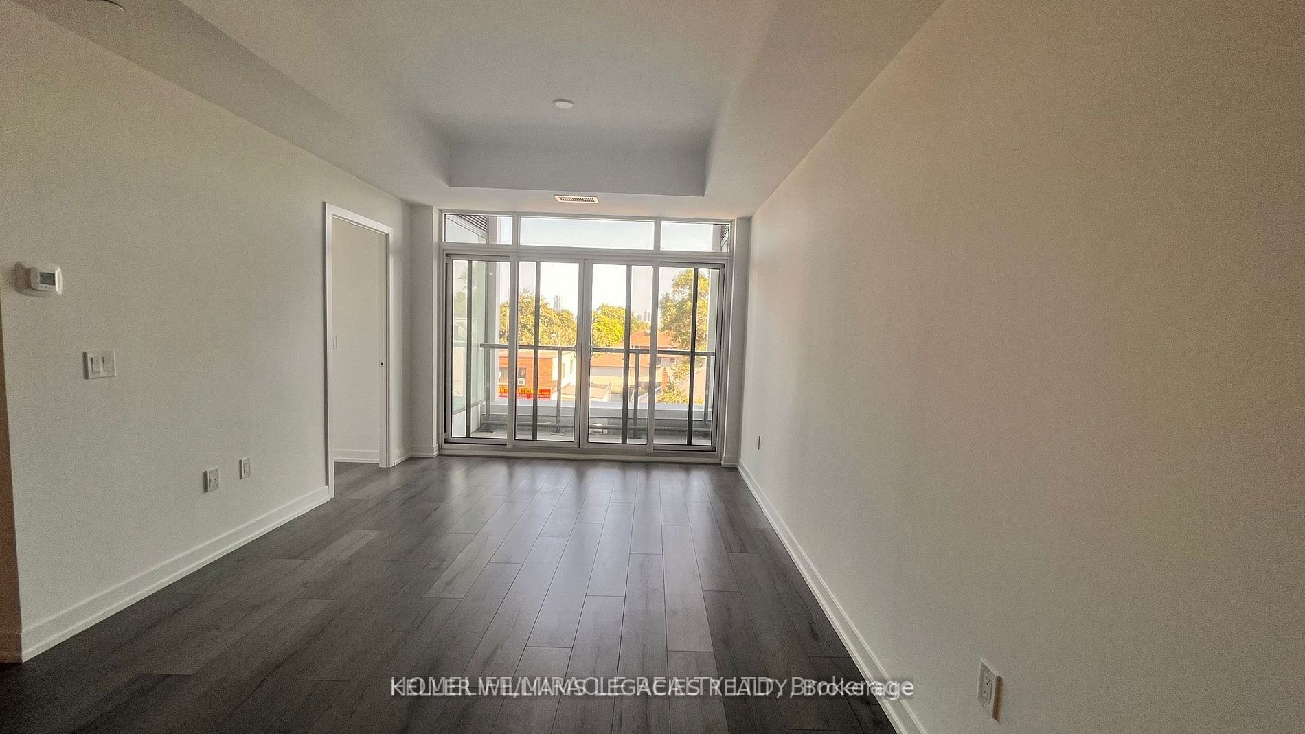 #303 - 1195 The Queens Way Property Photo 4