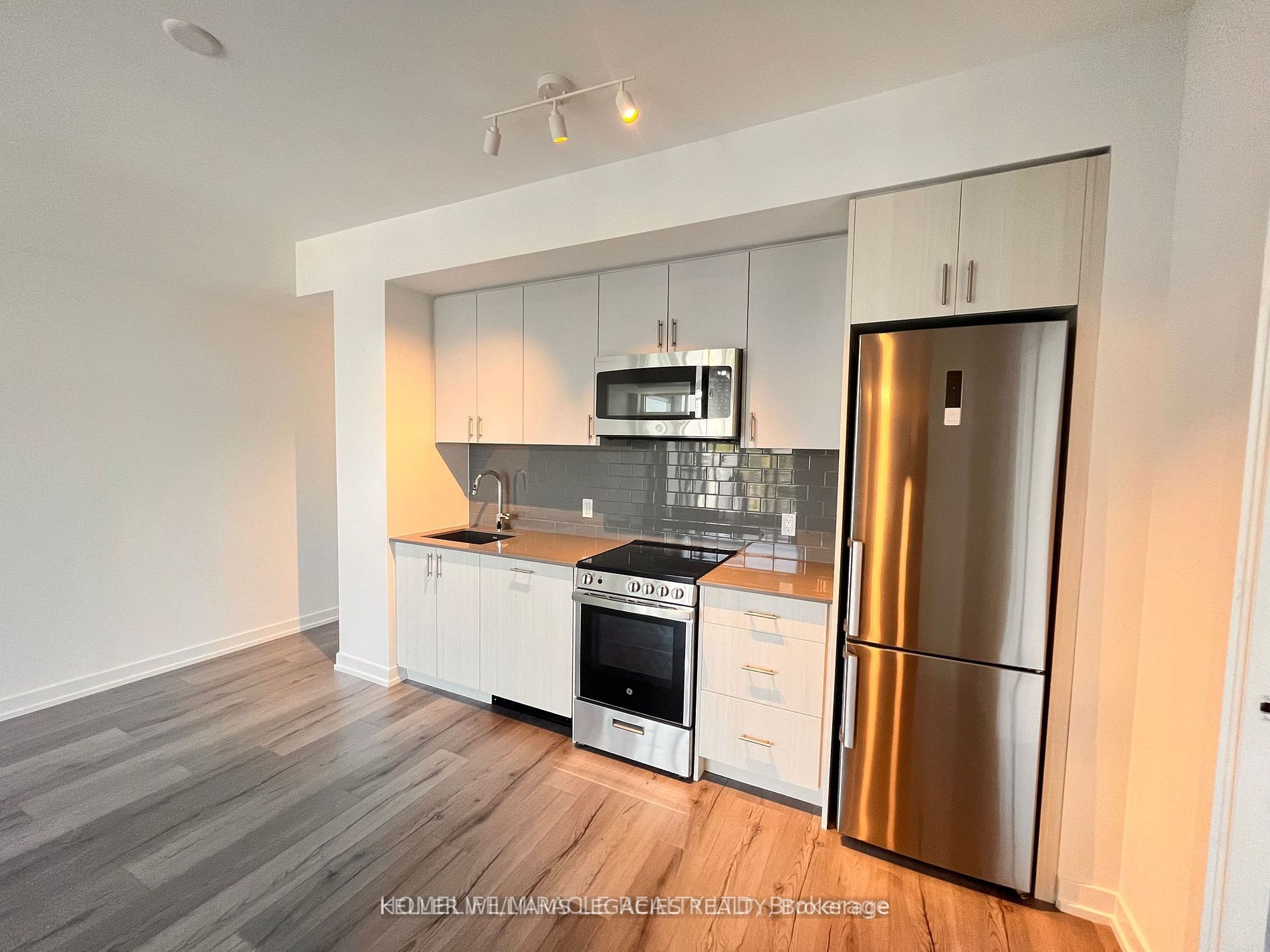 #303 - 1195 The Queens Way Property Photo 5