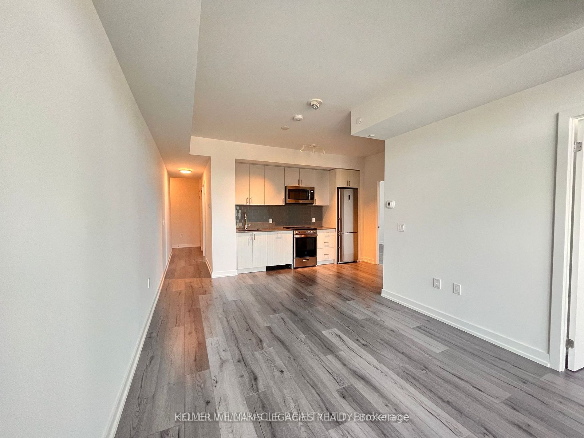 #303 - 1195 The Queens Way Property Photo 6