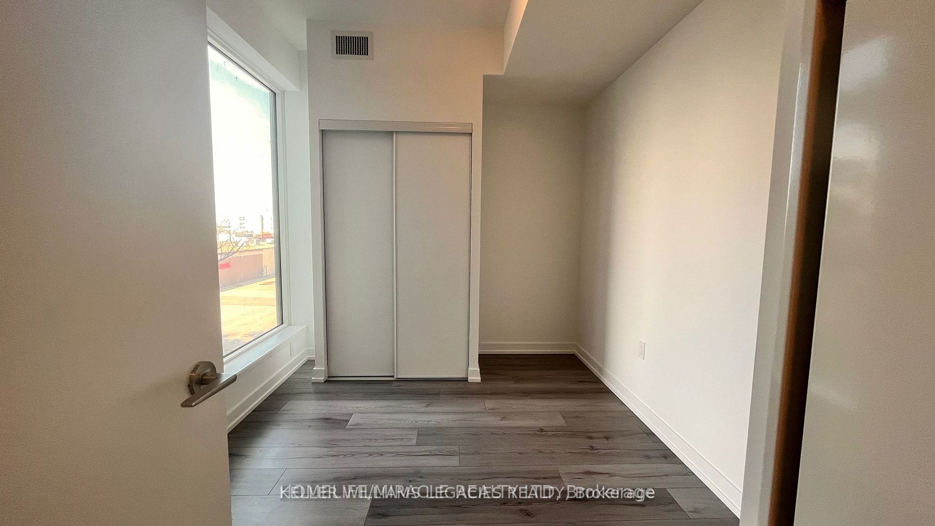 #303 - 1195 The Queens Way Property Photo 7