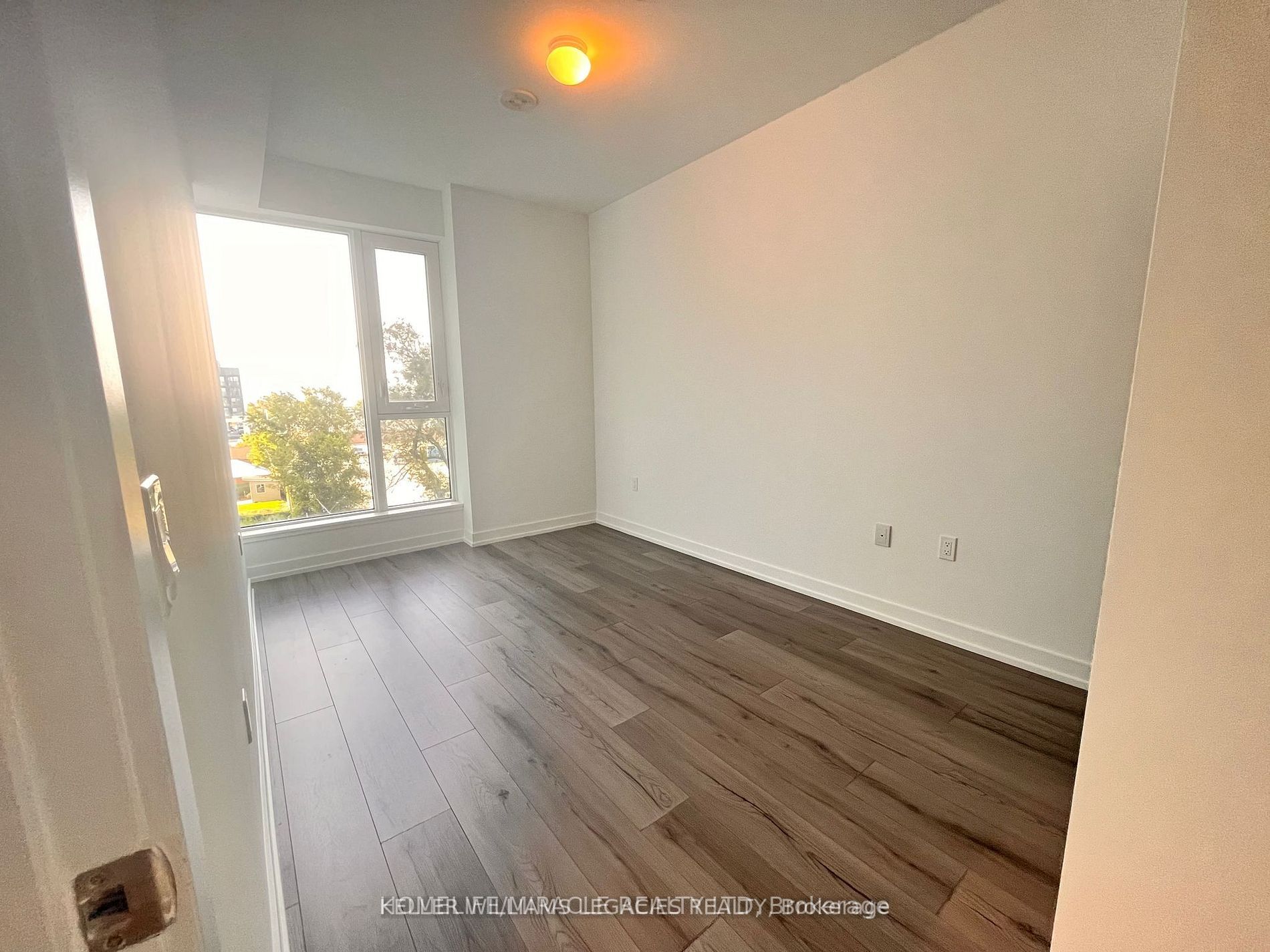 #303 - 1195 The Queens Way Property Photo 8