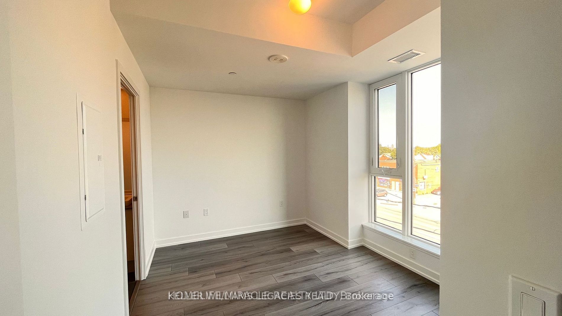 #303 - 1195 The Queens Way Property Photo 9