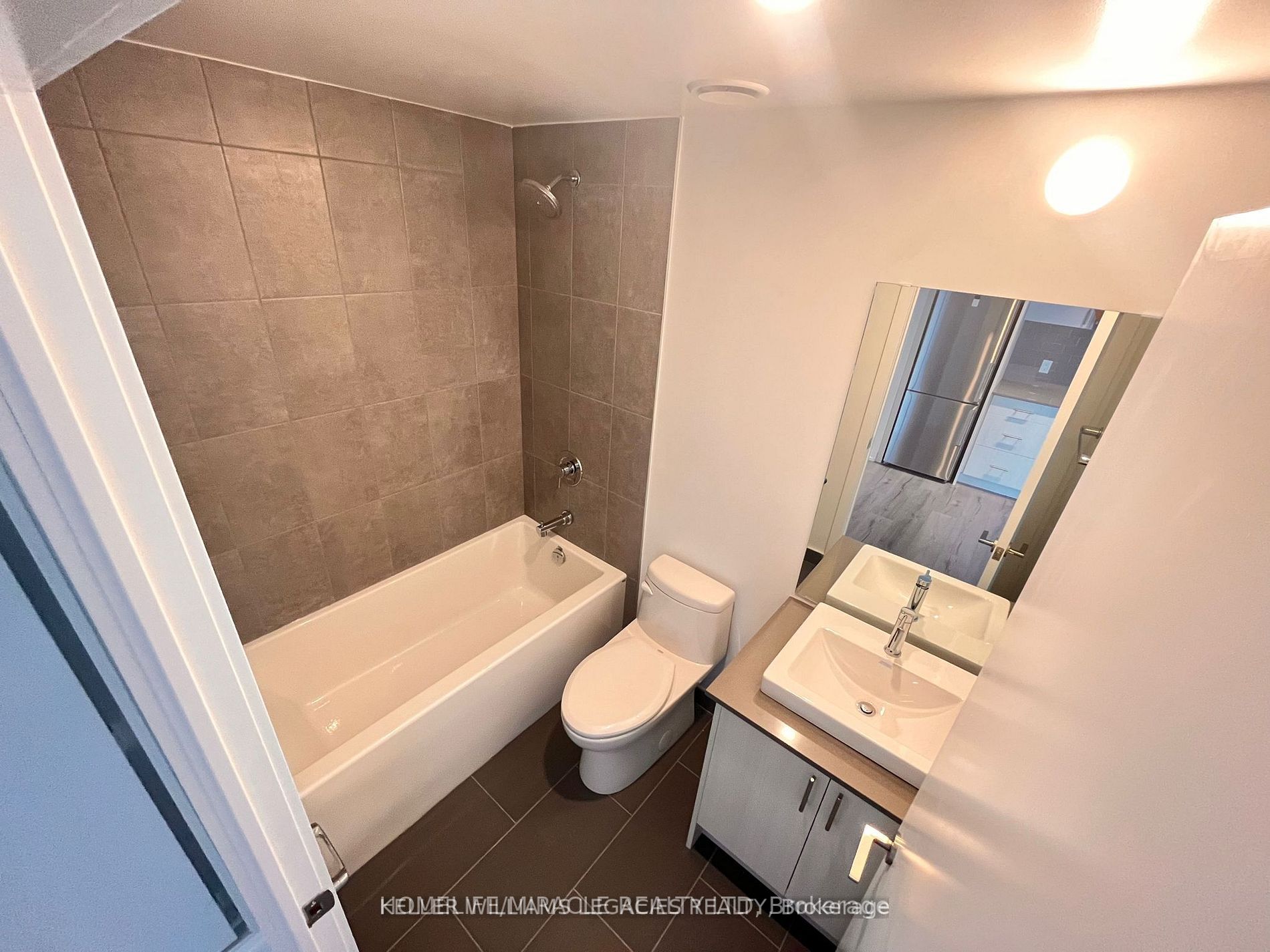 #303 - 1195 The Queens Way Property Photo 11