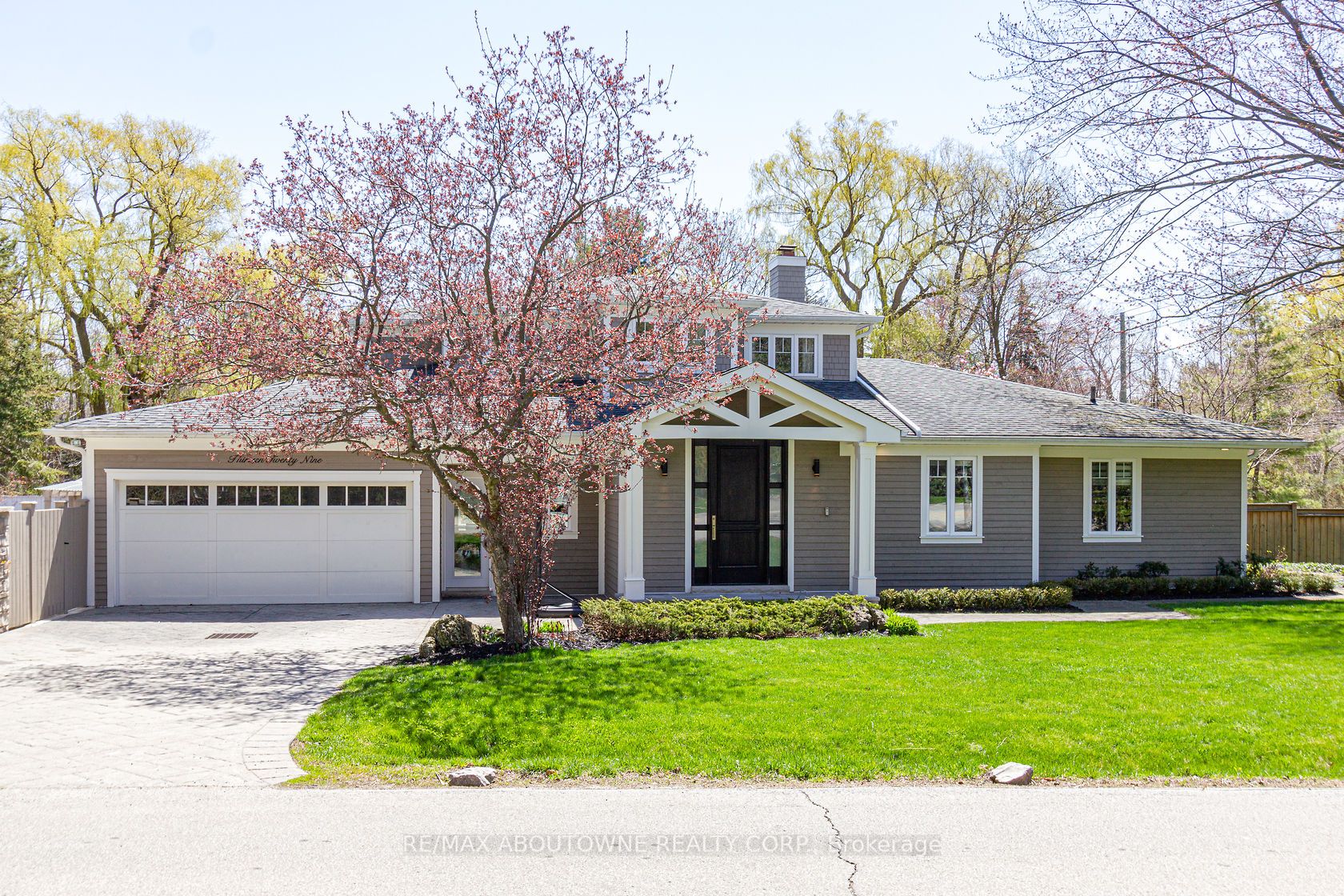 1329 Cumnock Cres Property Photo