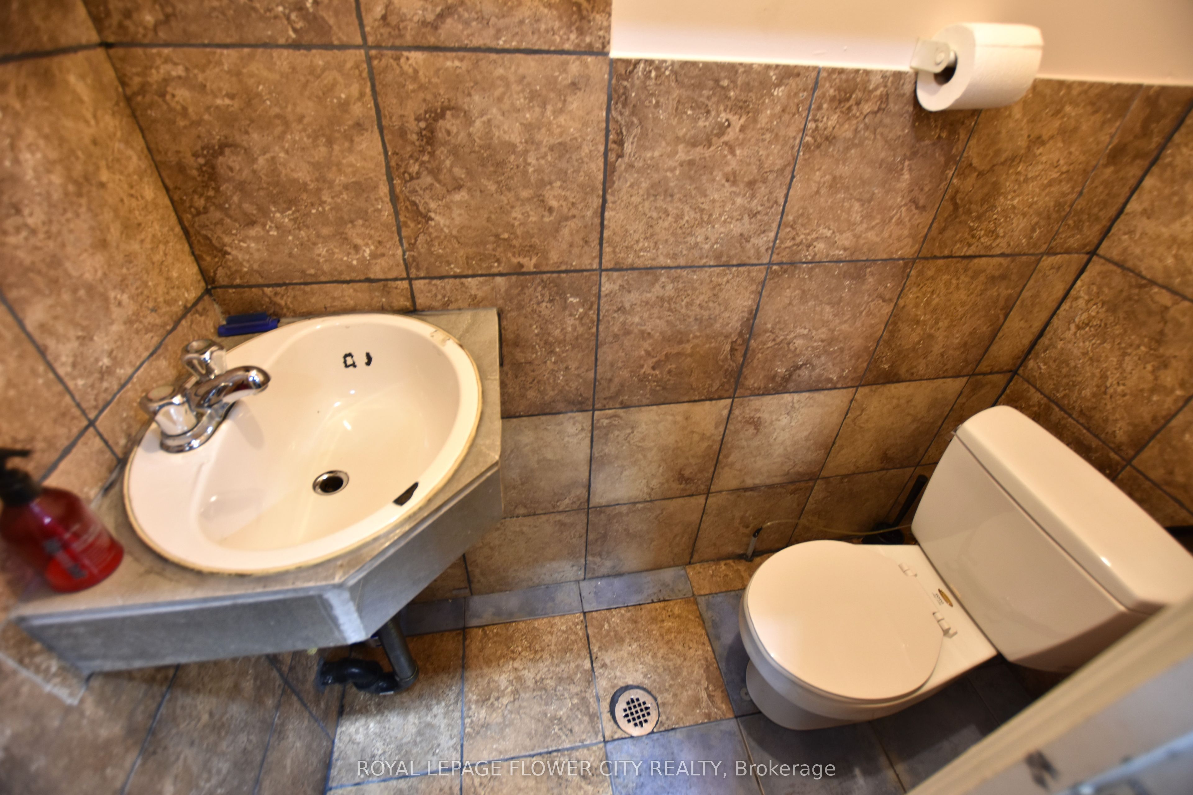 #14 - 5775 Atlantic Drive Property Photo 11