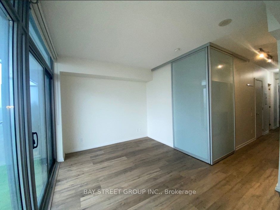 #1707 - 103 The Queens Way Property Photo 15