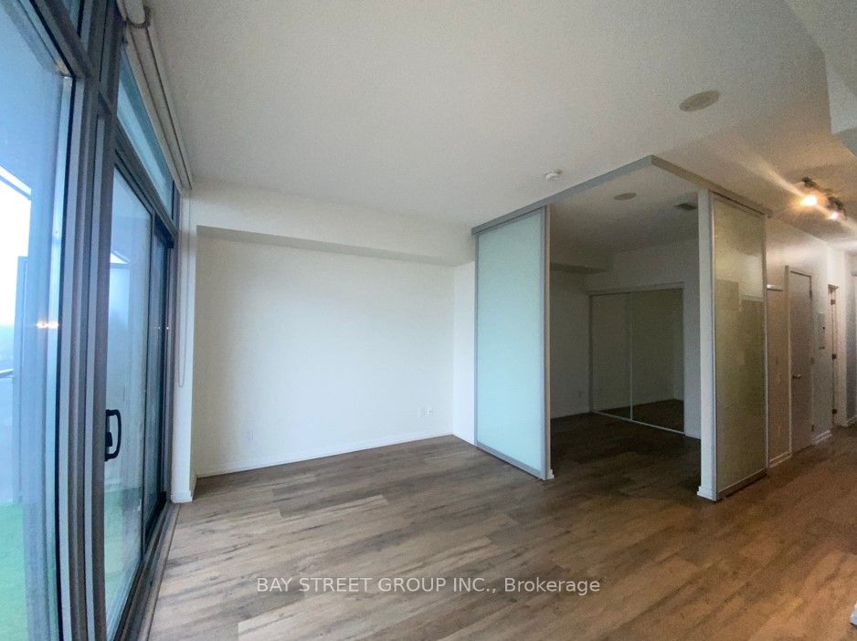 #1707 - 103 The Queens Way Property Photo 16