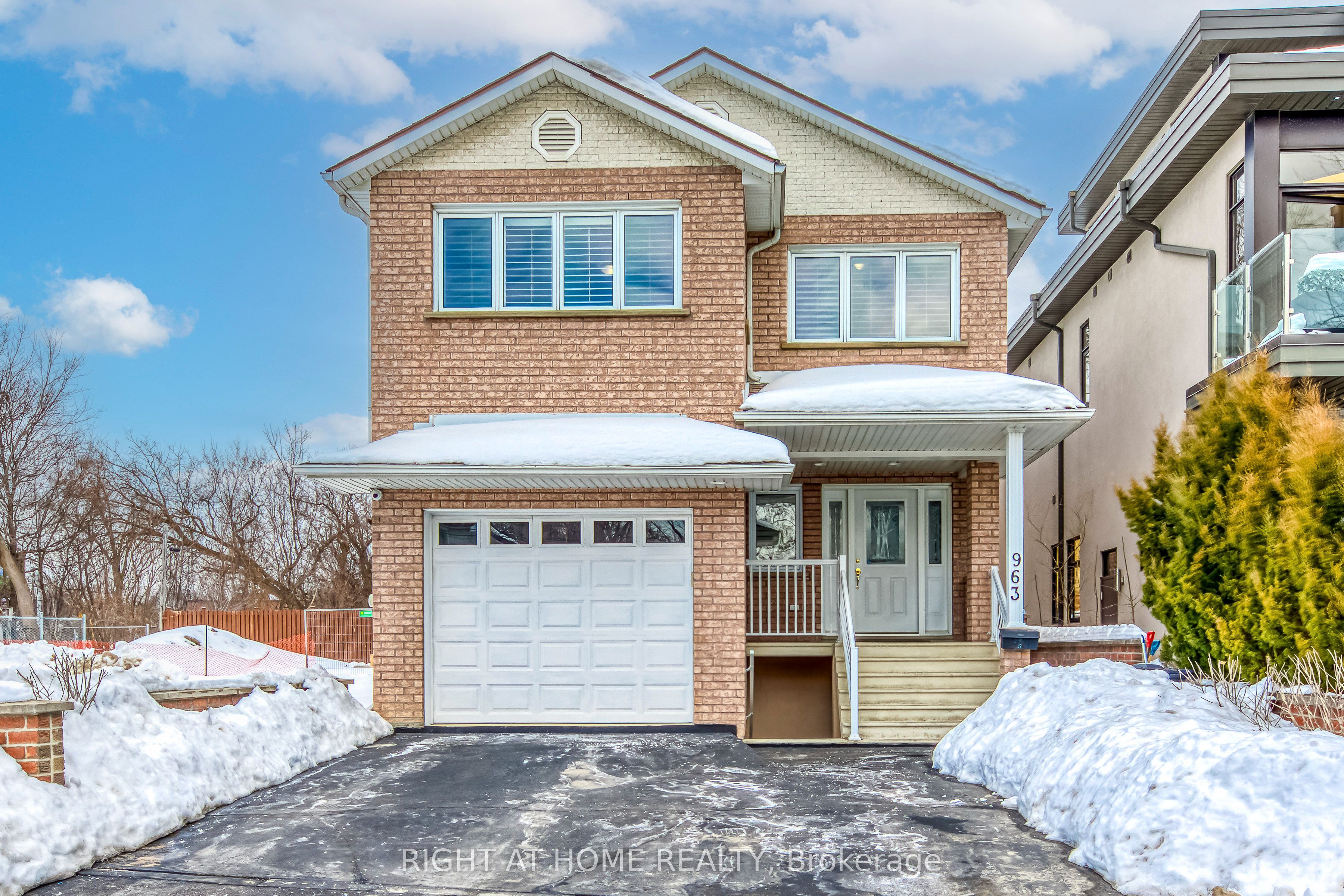 963 Hampton Crescent Property Photo 1