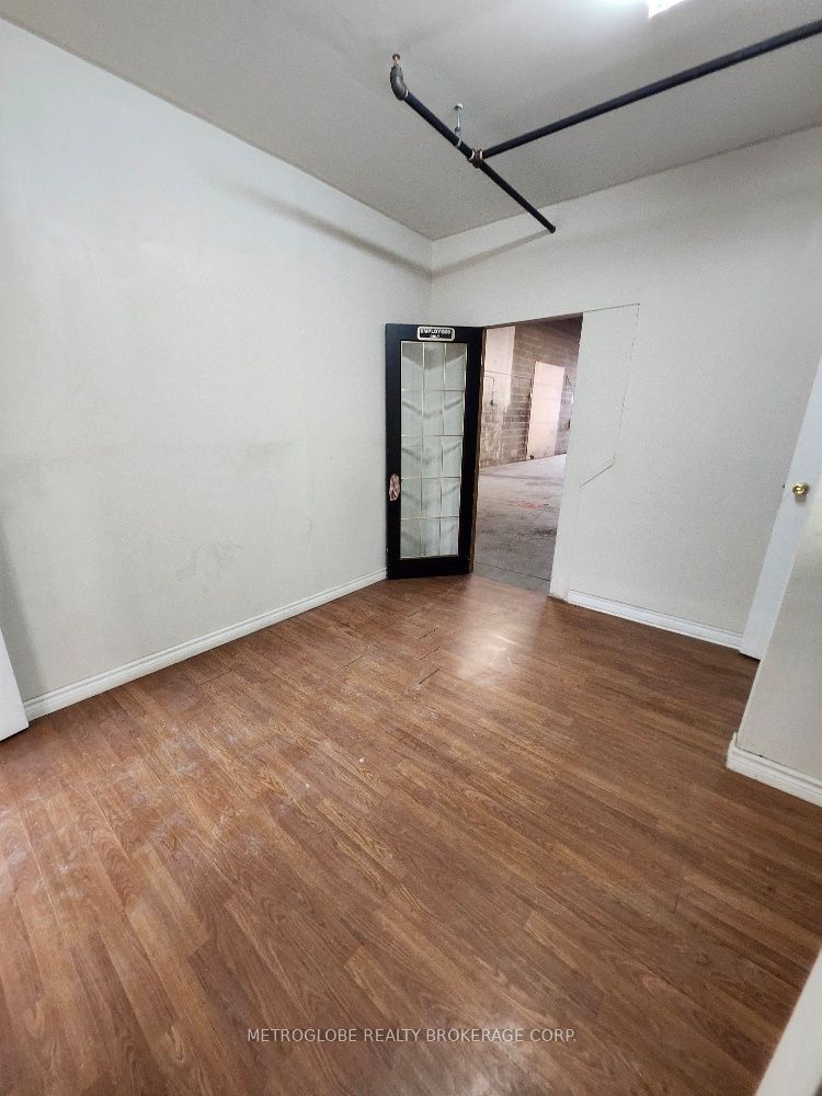 #25 - 1625 Sismet Road Property Photo 3