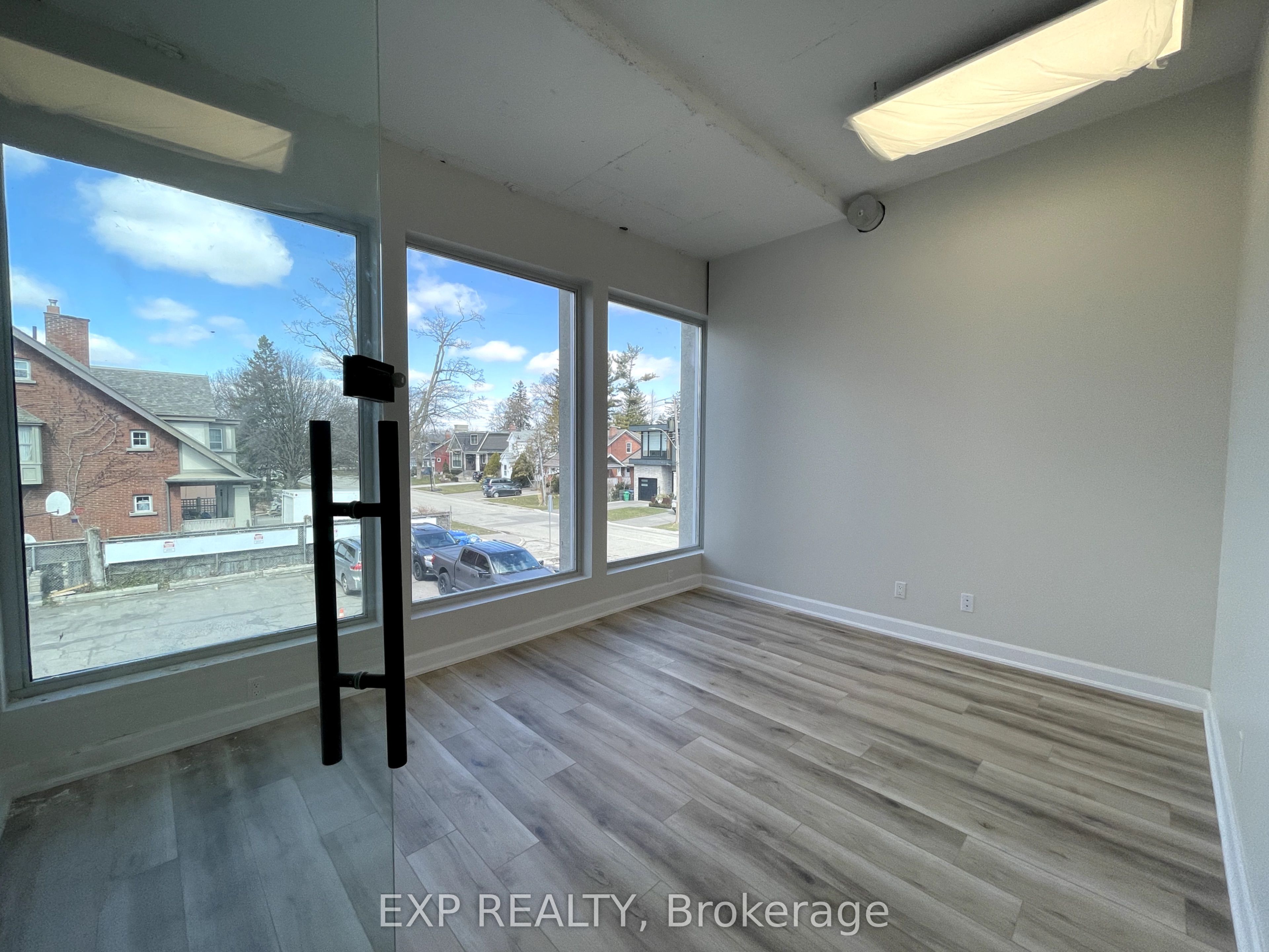 230 Lake Shore Rd E Property Photo 3