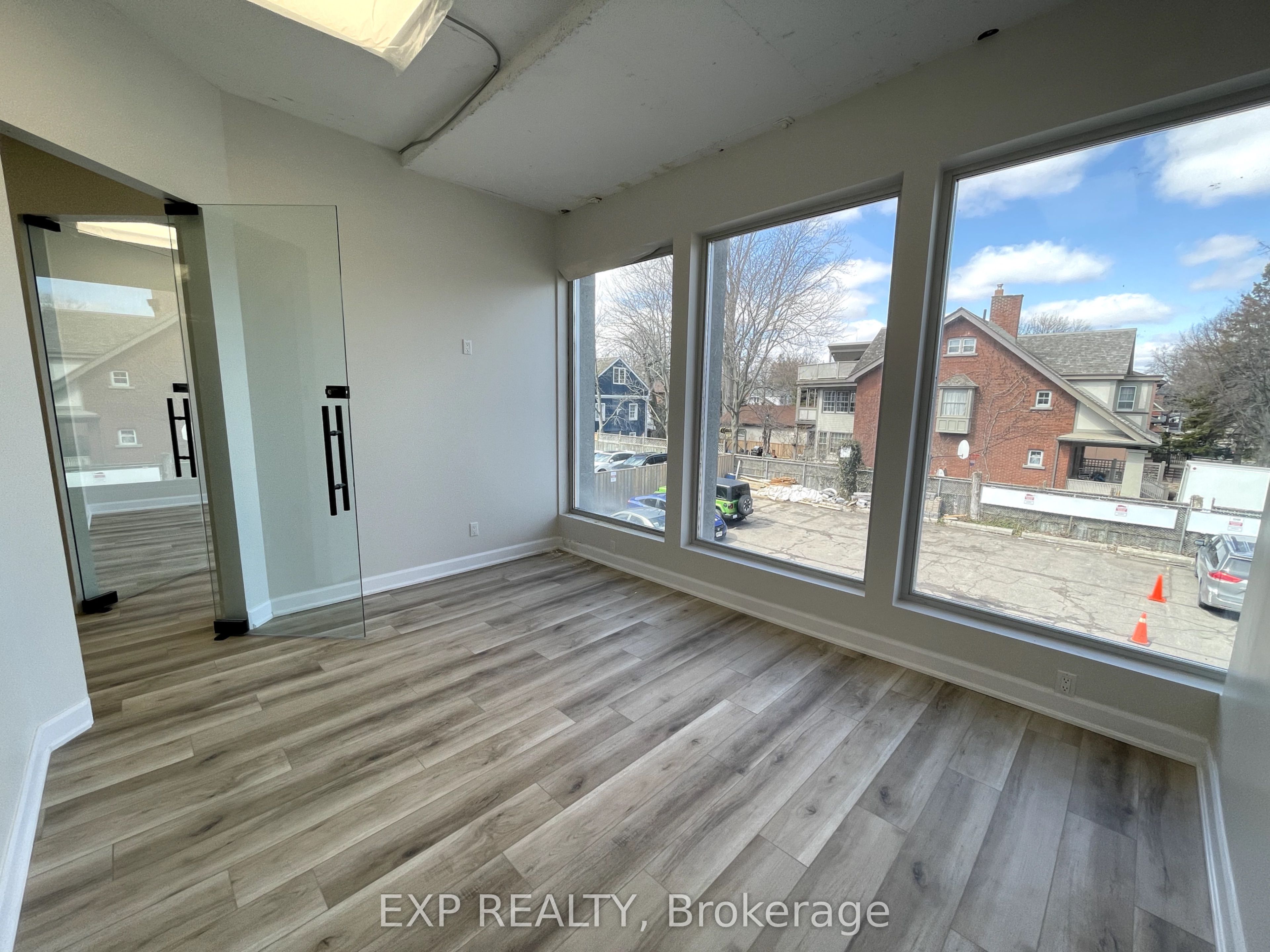 230 Lake Shore Rd E Property Photo 4