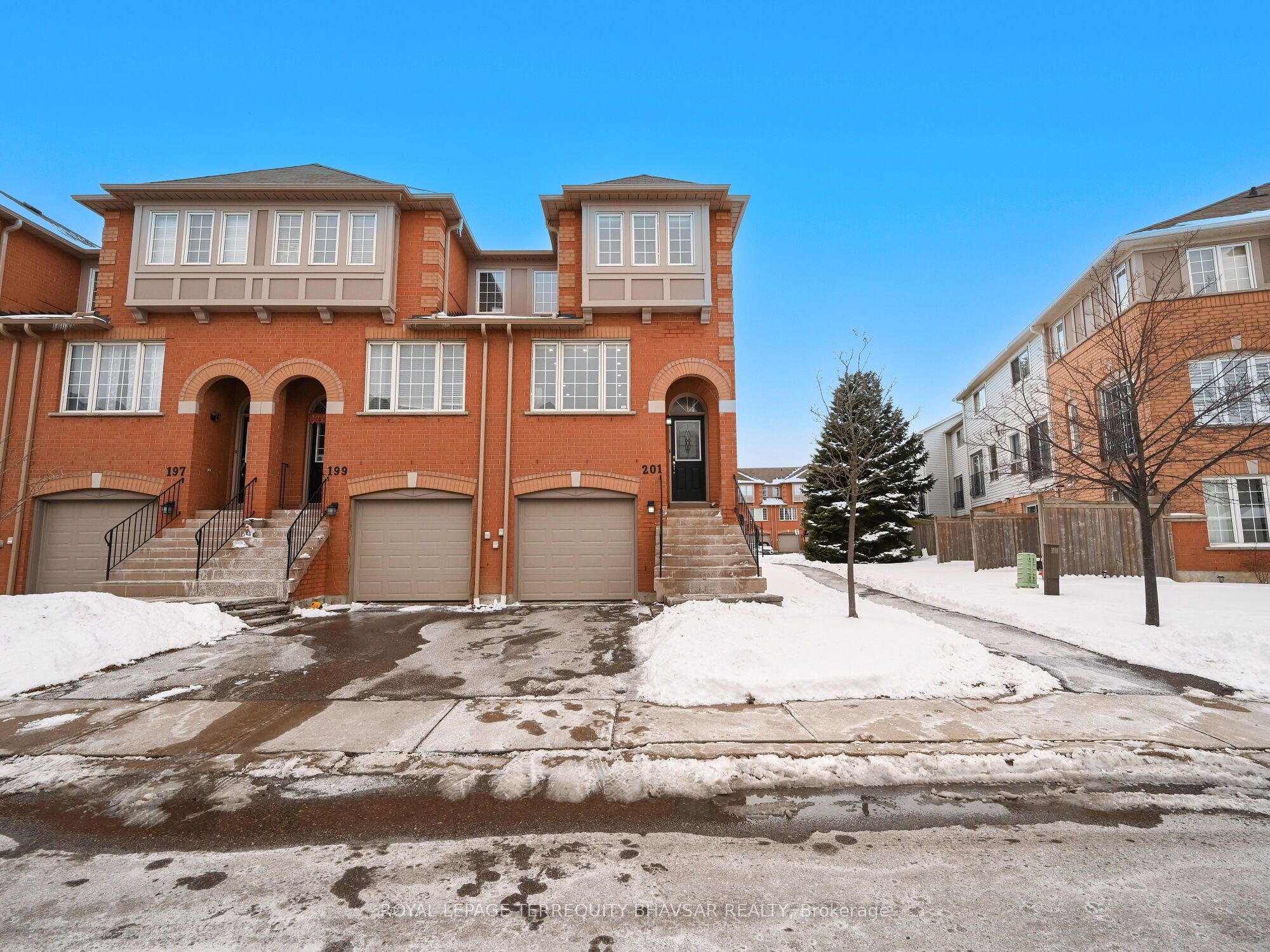 #201 - 5030 Heatherleigh Avenue Property Photo 1