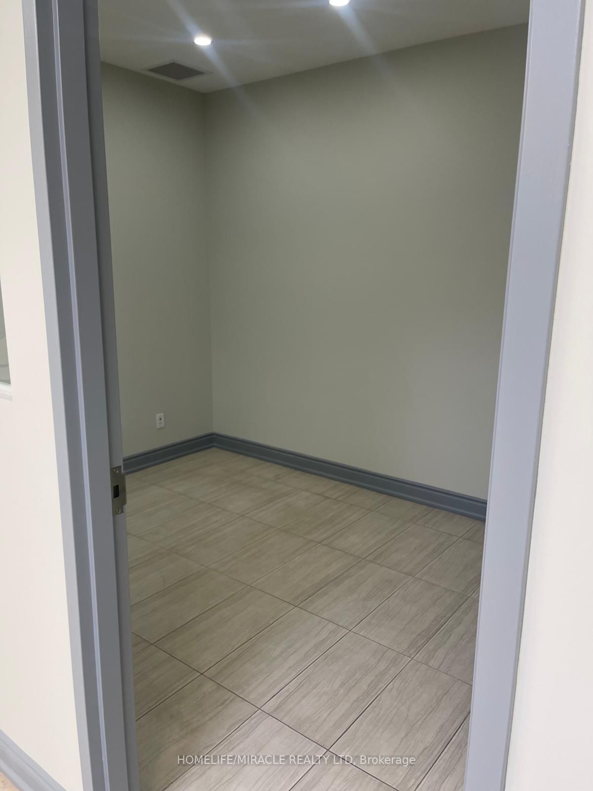 7195 Tranmere Drive Property Photo 11