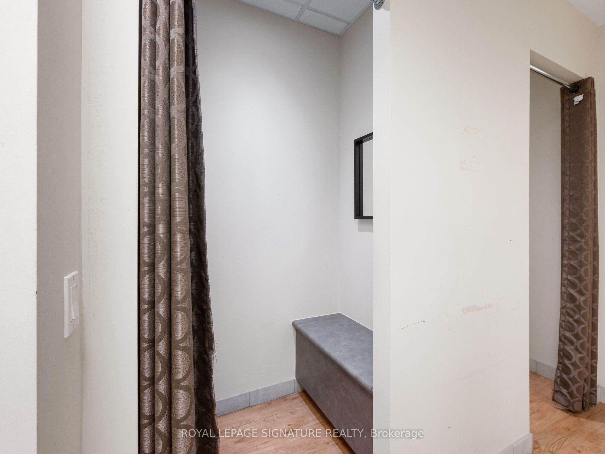 1560- 1562 Queen Street Property Photo 18