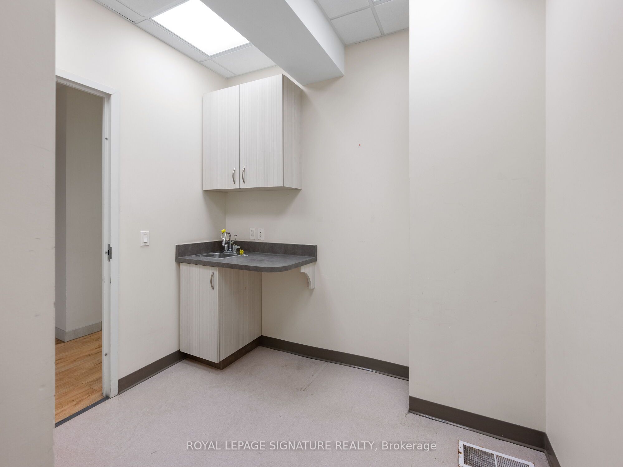 1560- 1562 Queen Street Property Photo 20