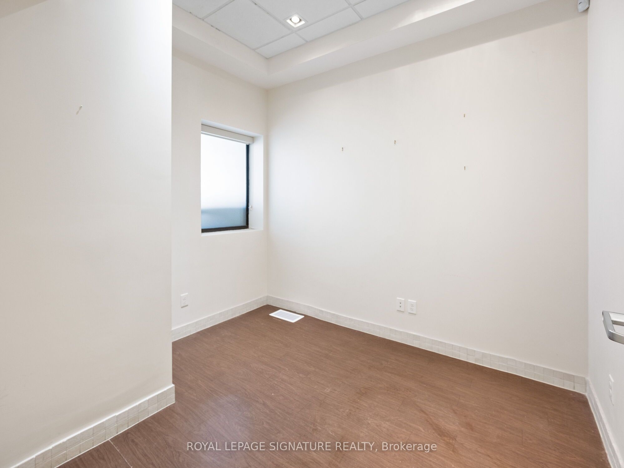 1560- 1562 Queen Street Property Photo 23