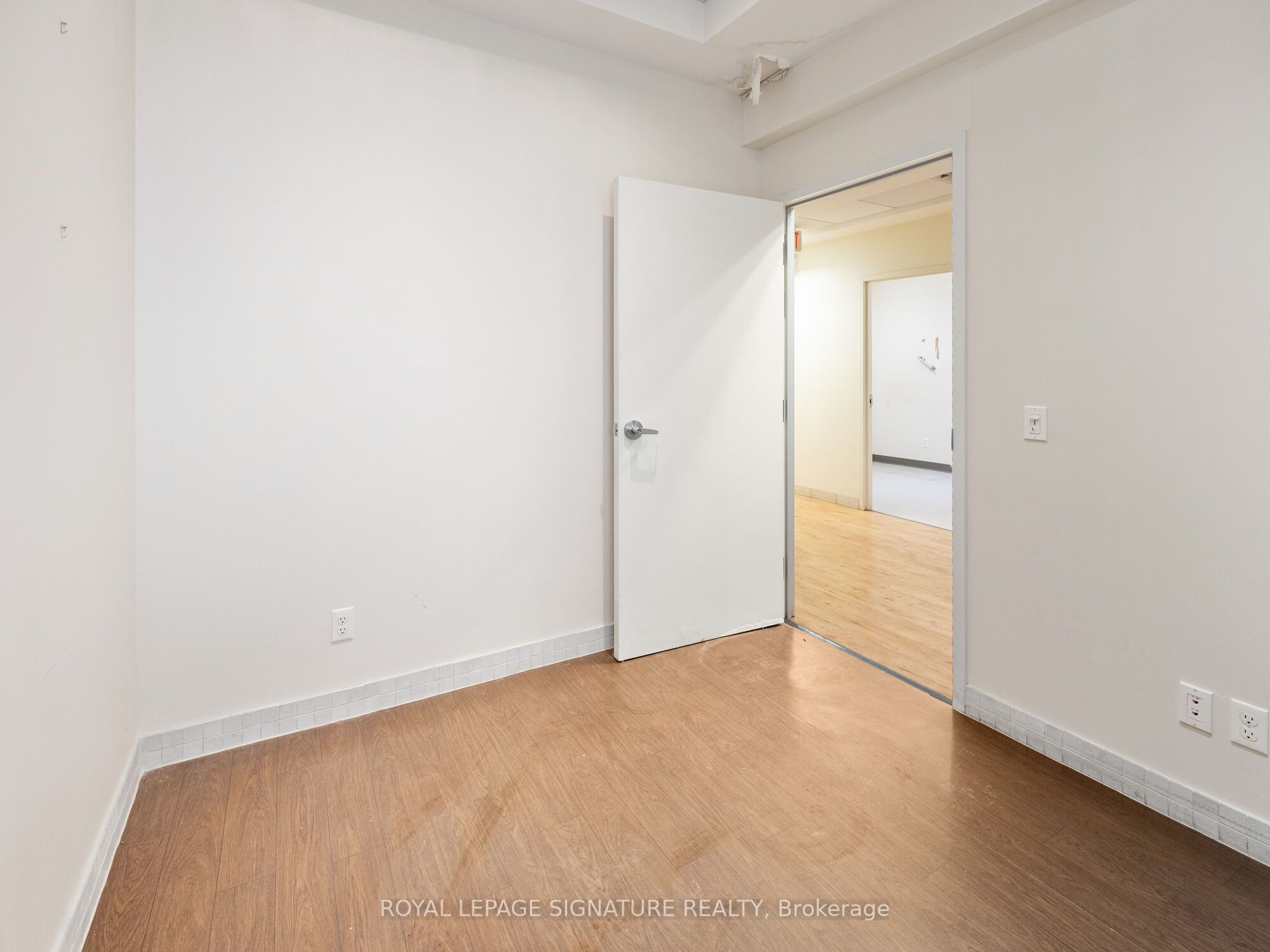 1560- 1562 Queen Street Property Photo 24