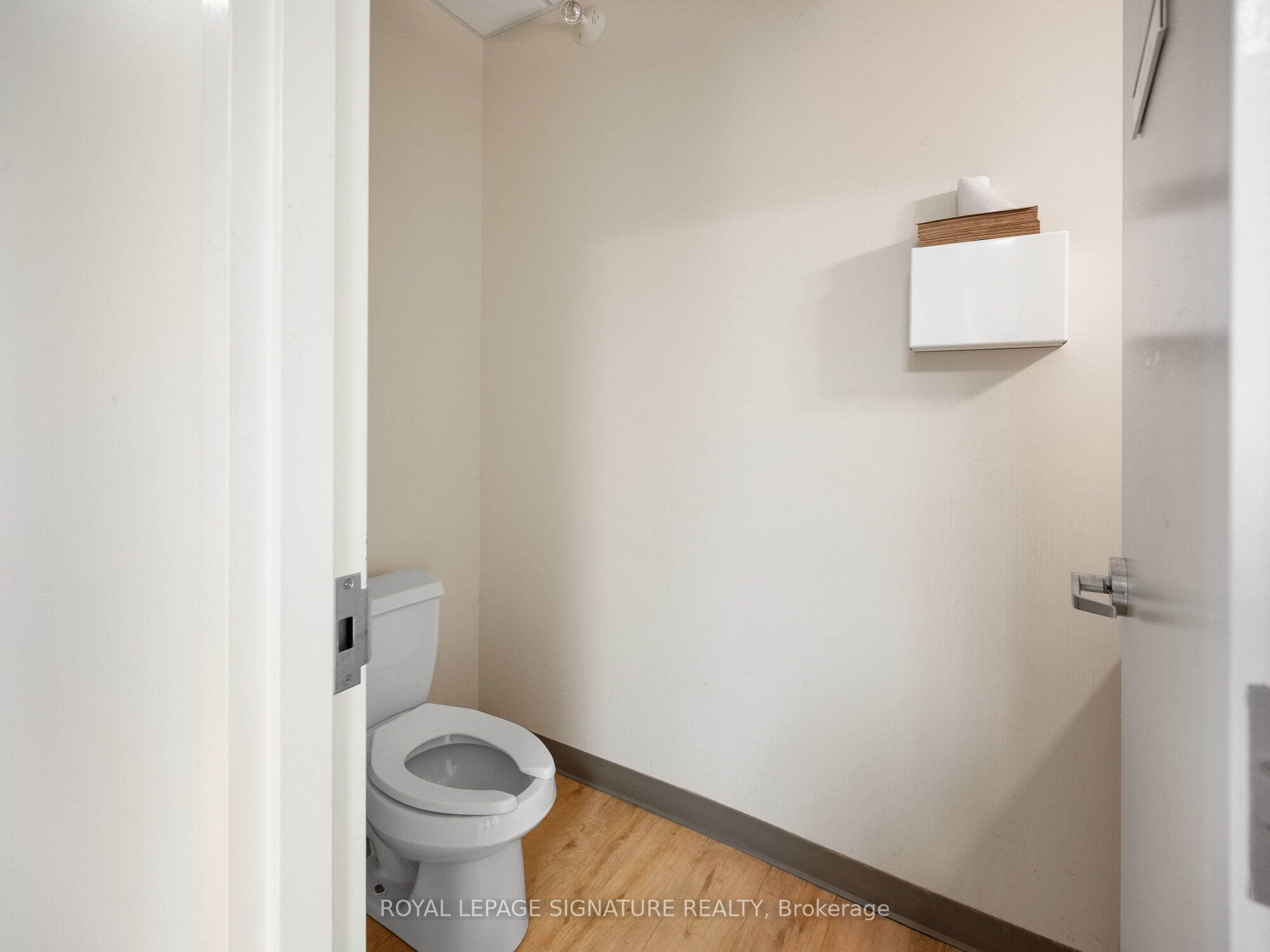 1560- 1562 Queen Street Property Photo 25