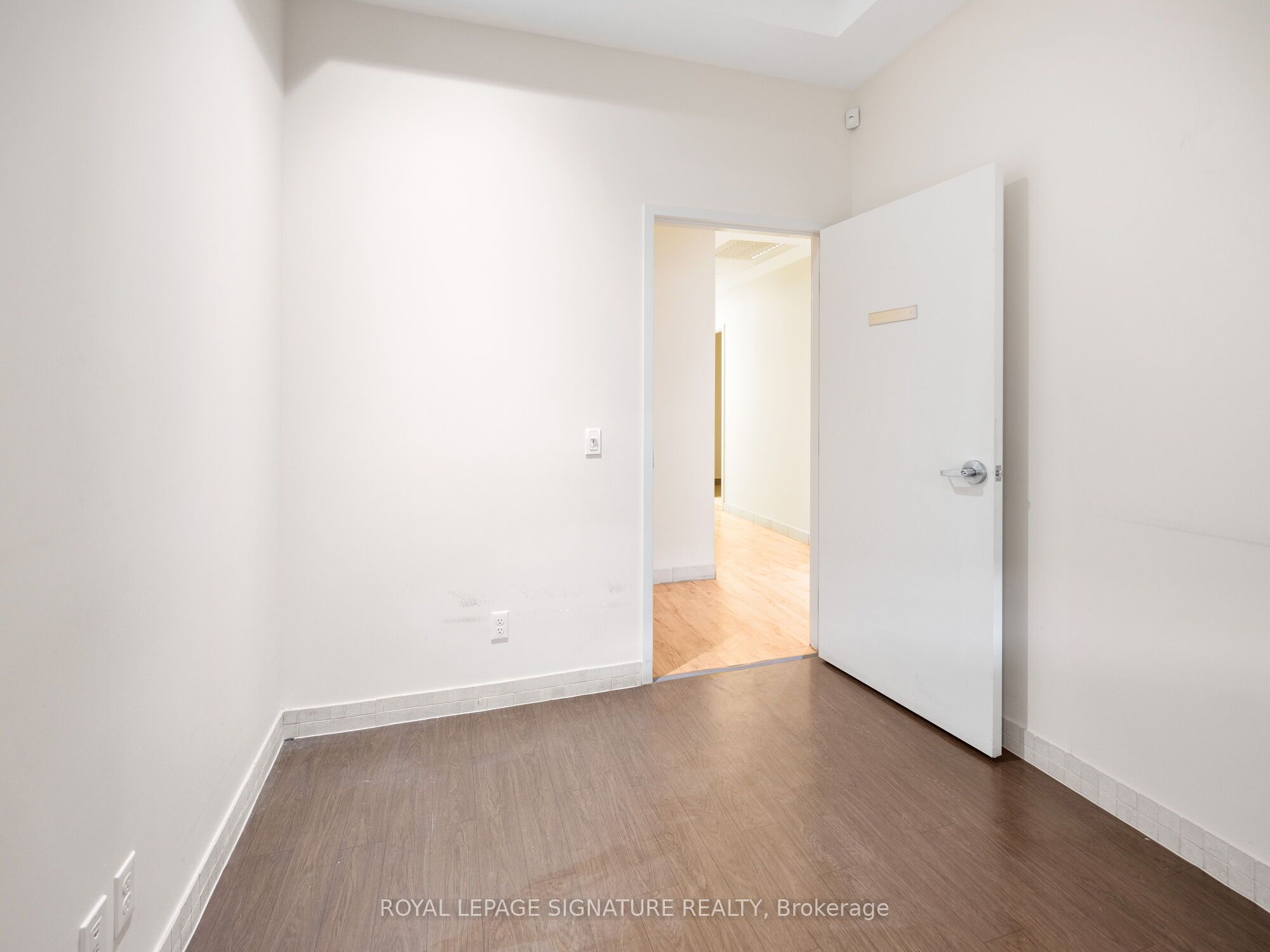 1560- 1562 Queen Street Property Photo 27