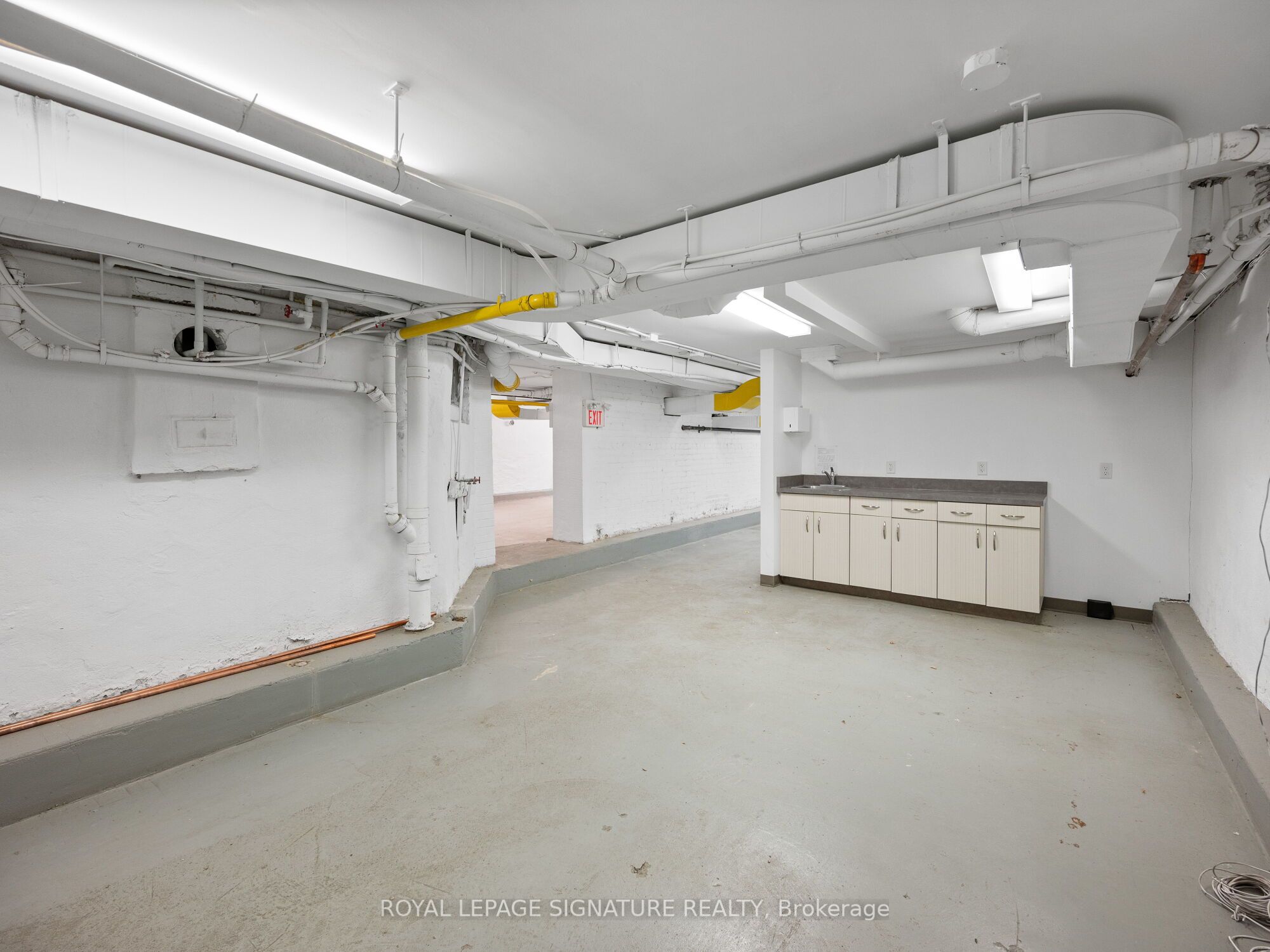 1560- 1562 Queen Street Property Photo 20