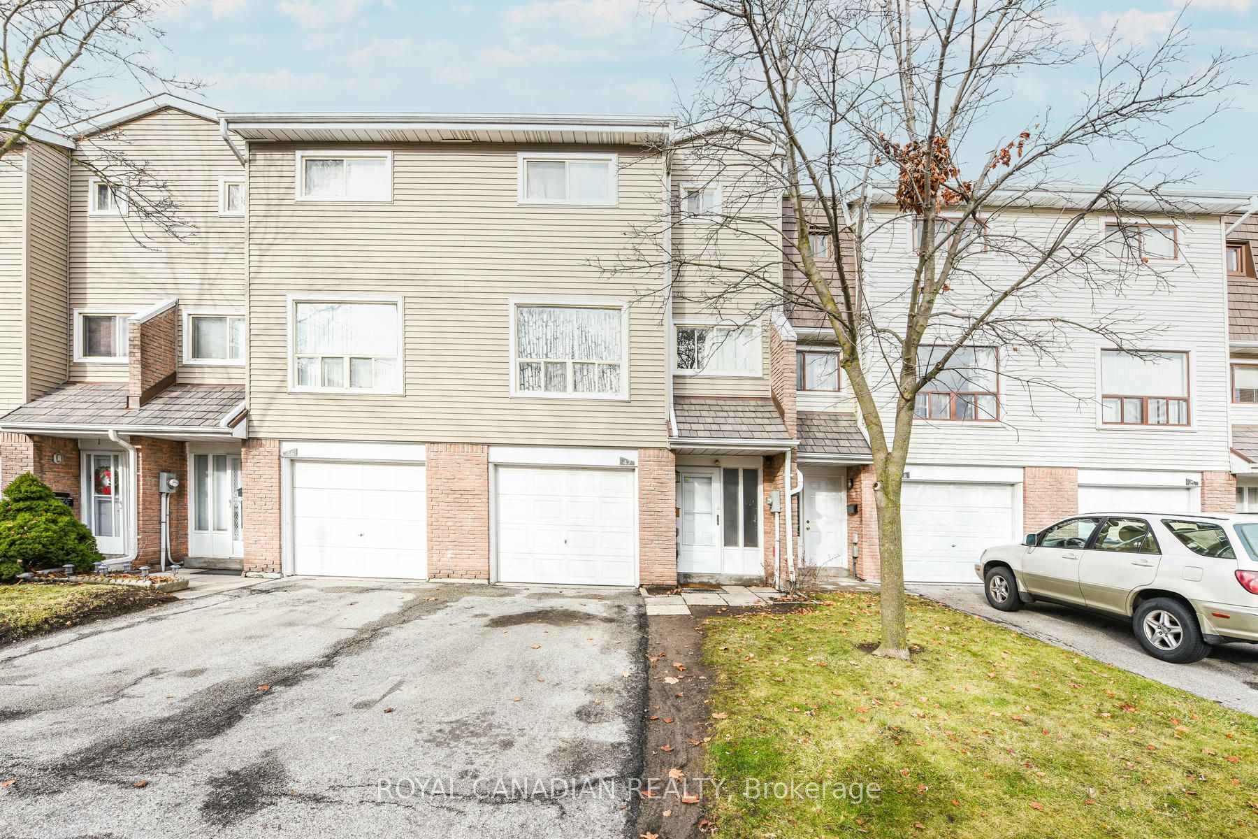 47 Ellis Drive N 47 Property Photo 1
