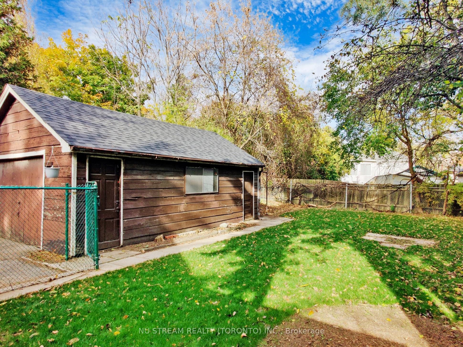 #upper Level - 23 Mississauga Road Property Photo 34