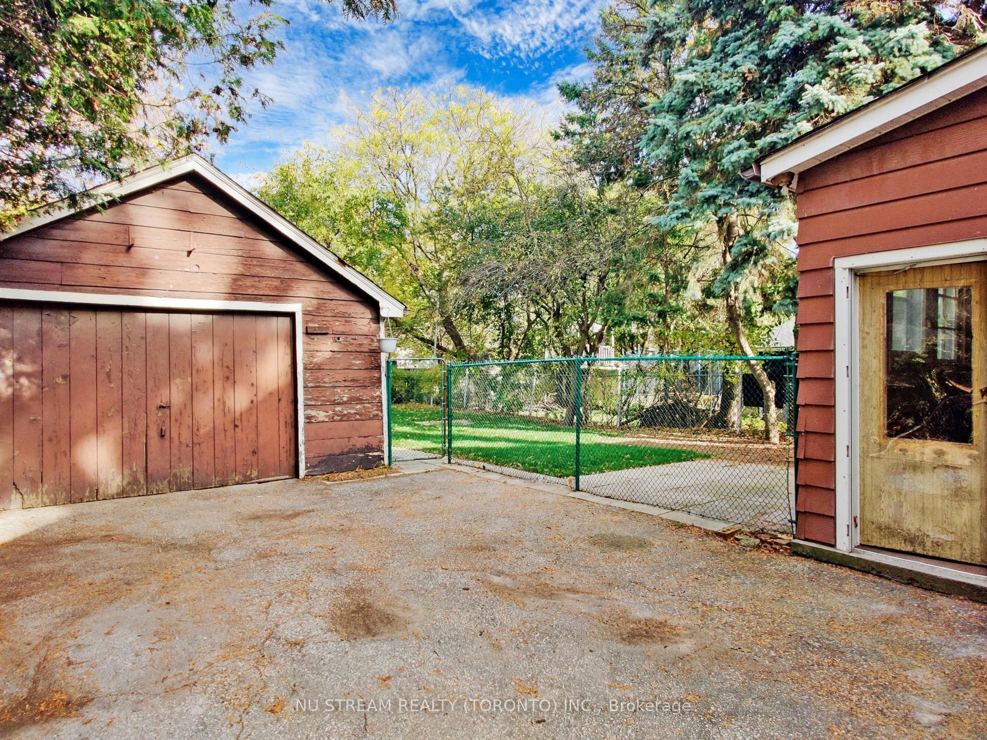 #upper Level - 23 Mississauga Road Property Photo 35