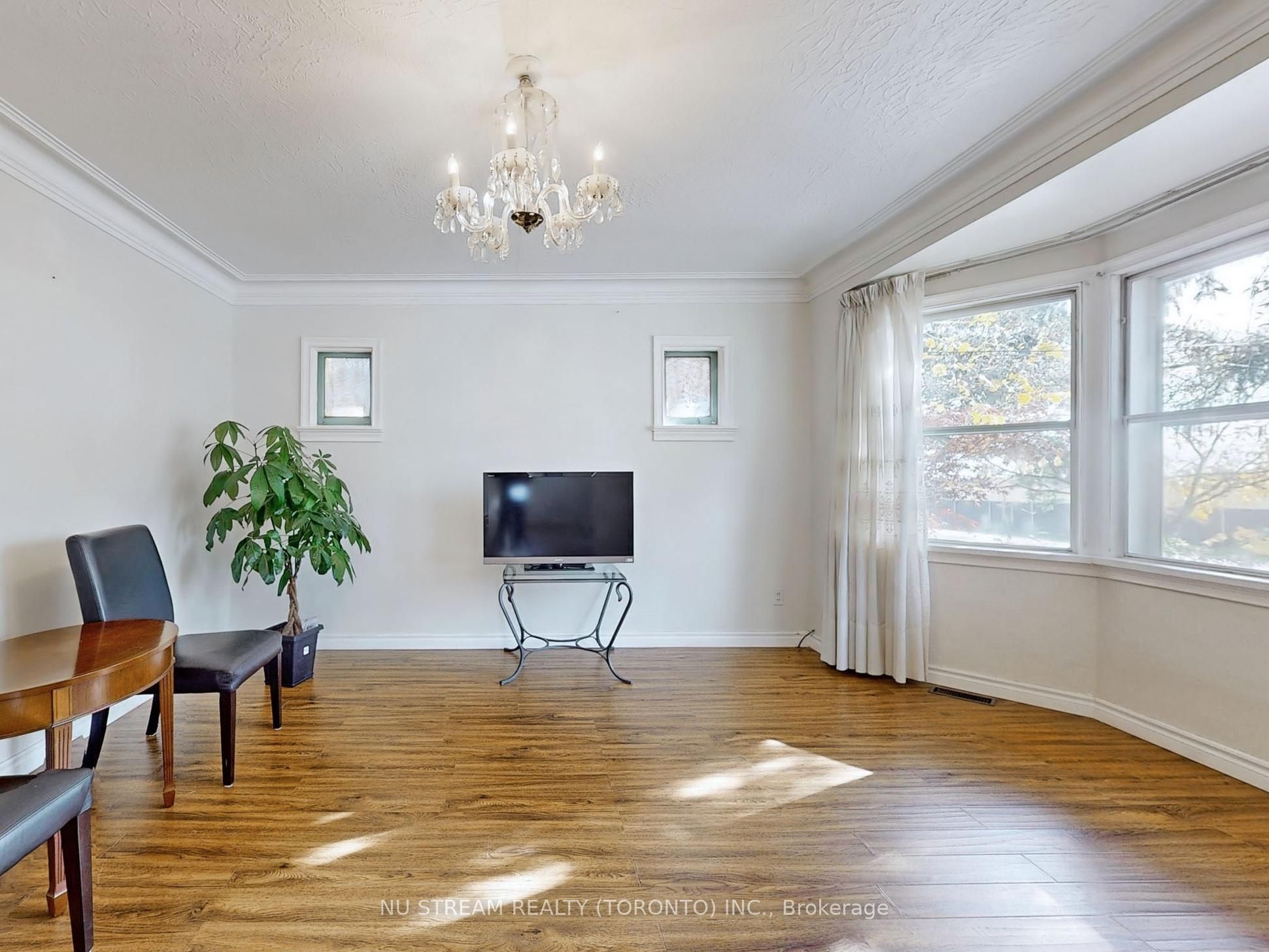 #full House - 23 Mississauga Road Property Photo 4