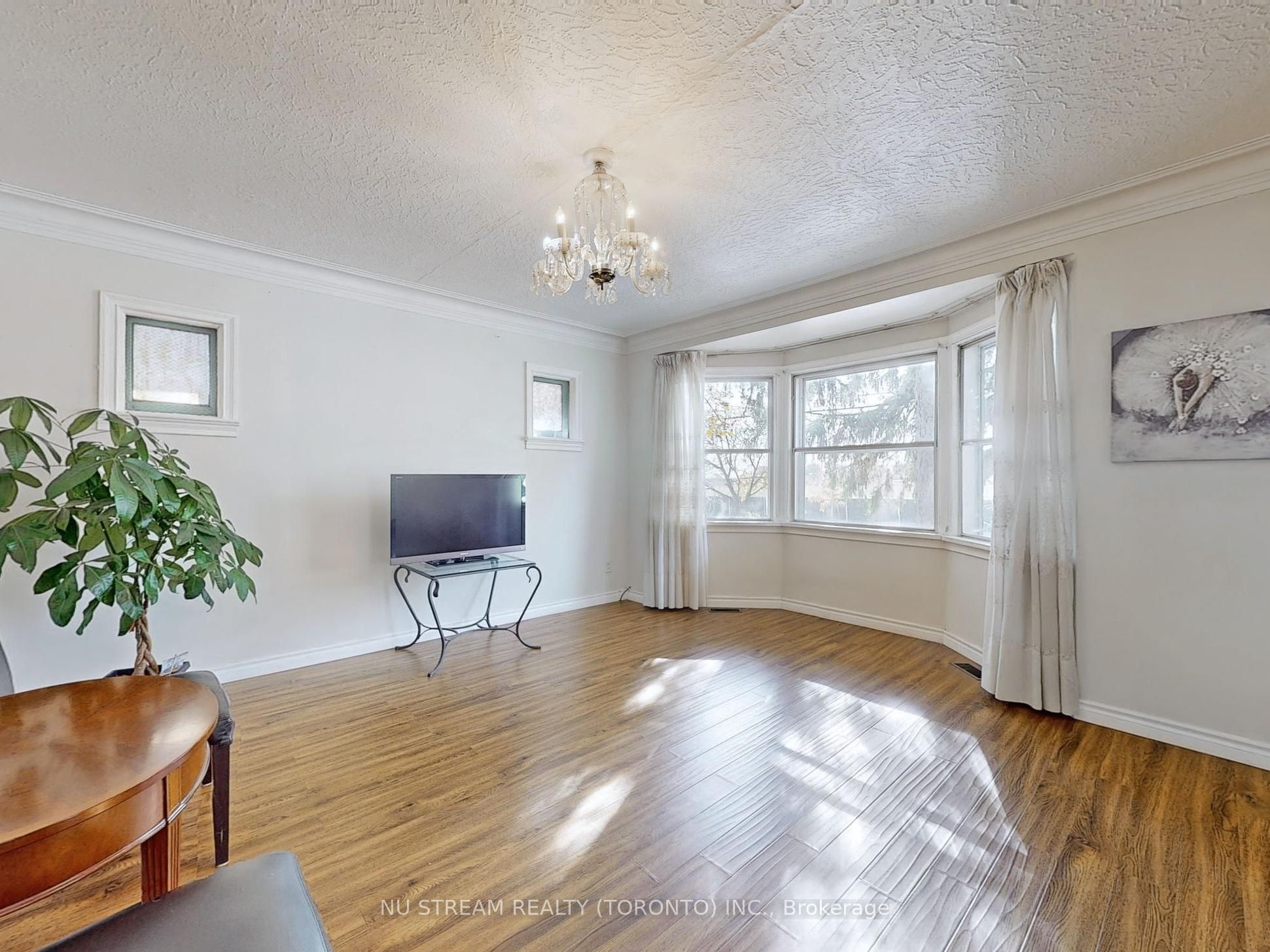#full House - 23 Mississauga Road Property Photo 5