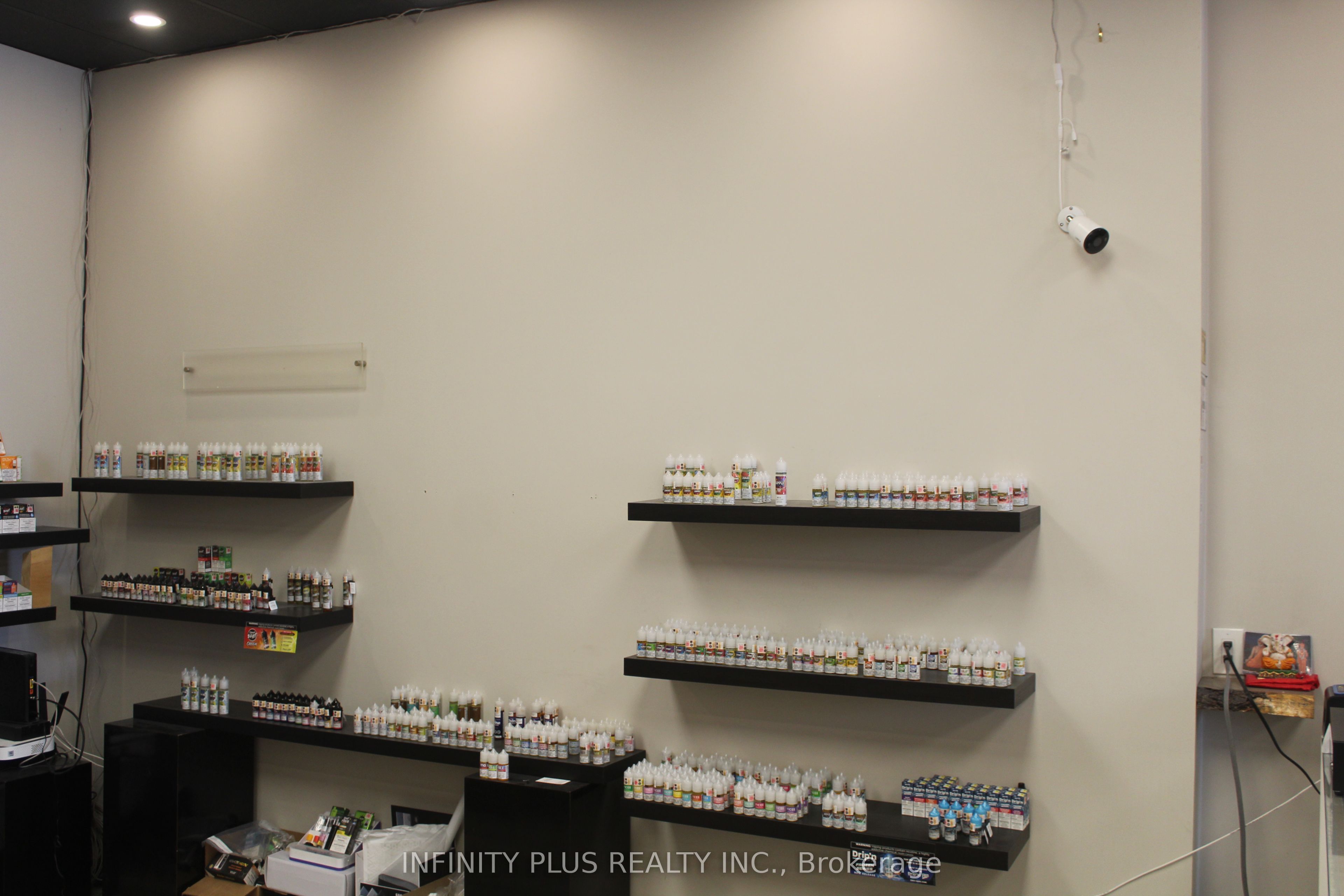 6123 Steeles Avenue Property Photo 9