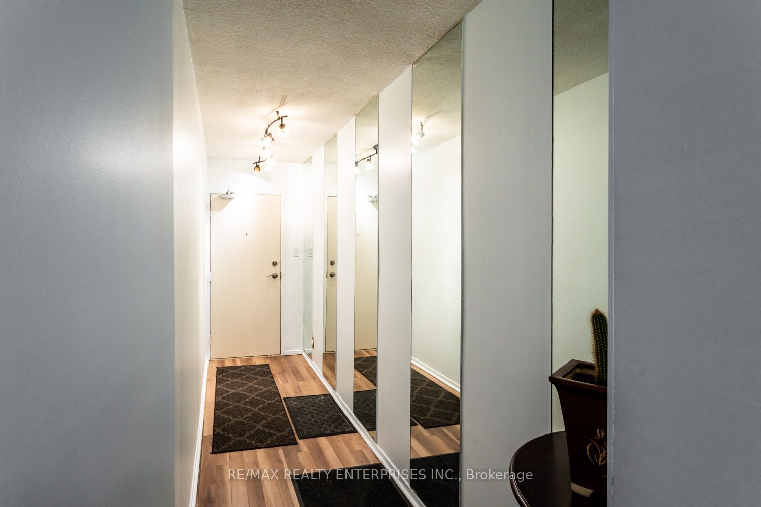 #404 - 1535 Lakeshore Road Property Photo 4