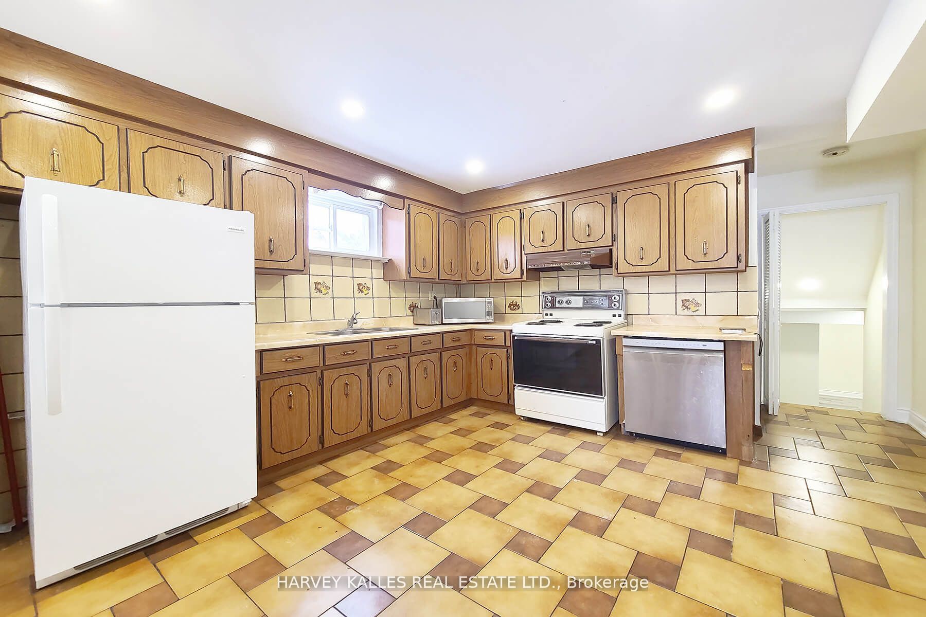 #lower - 99 Stilecroft Drive Property Photo 5