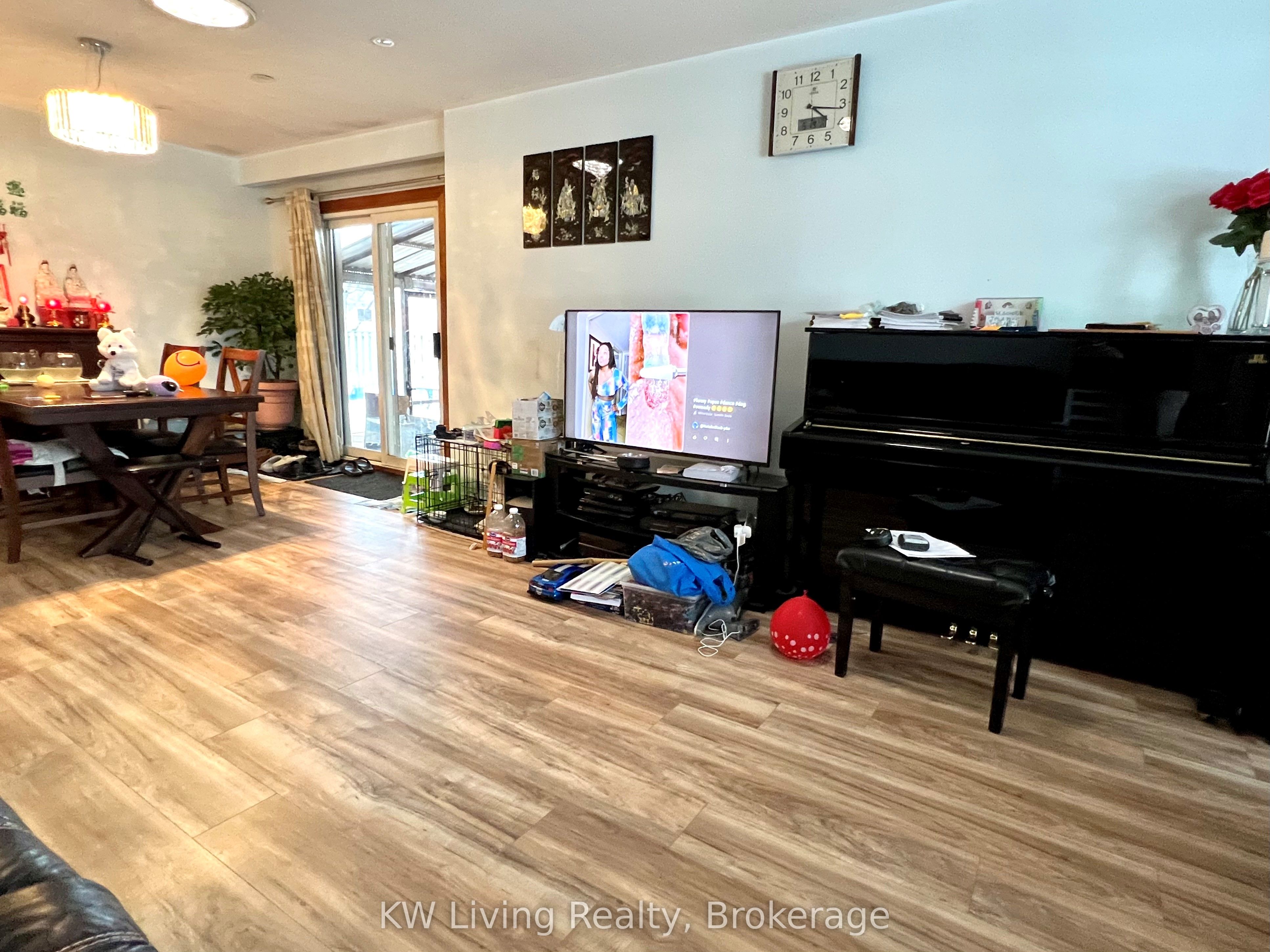 966 Forestwood Dr Property Photo 2