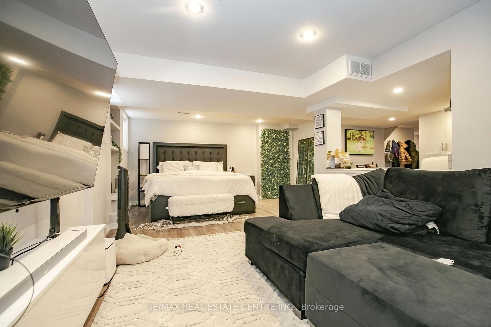 5558 Longford Drive Property Photo 17