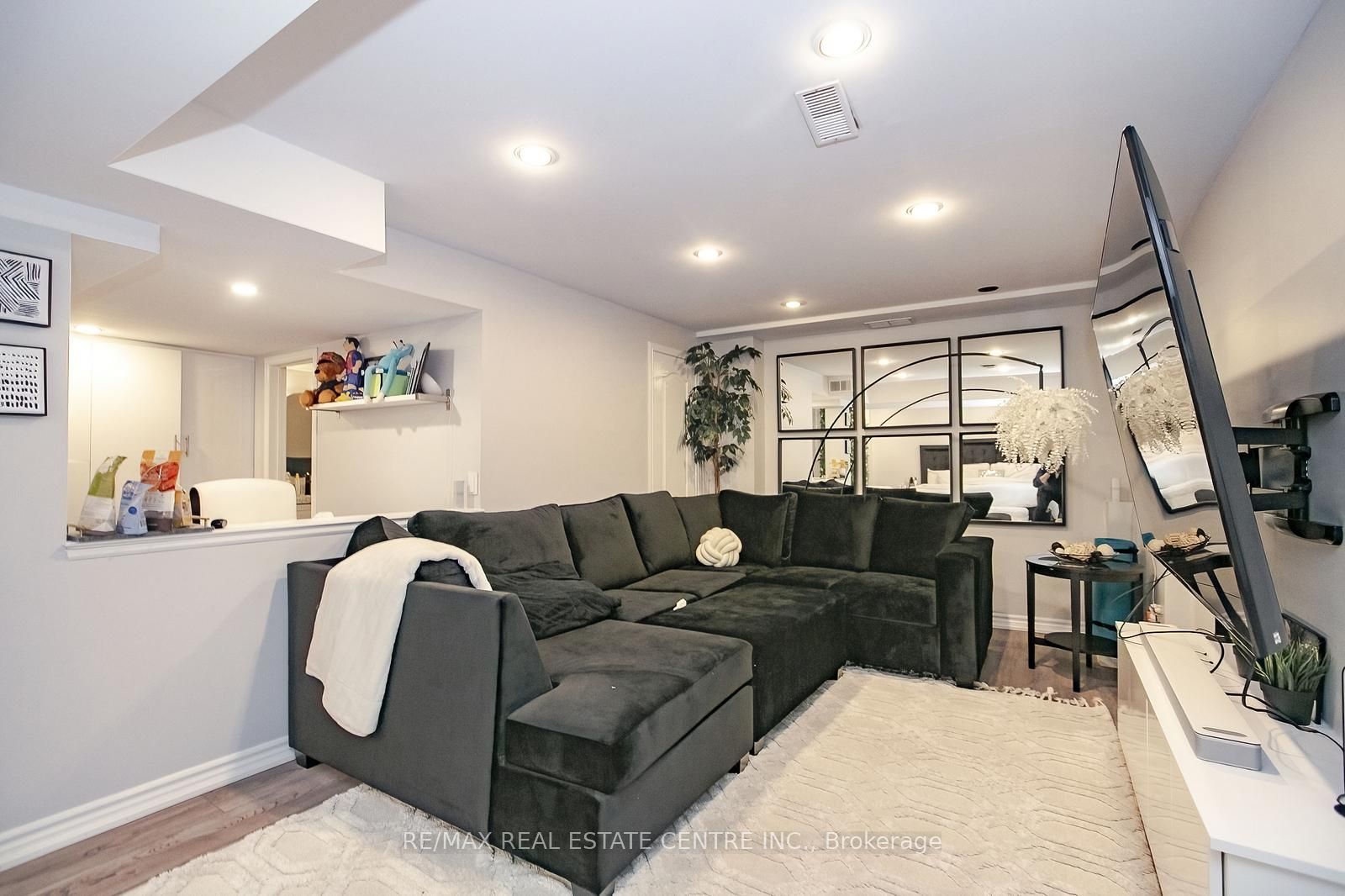 5558 Longford Drive Property Photo 18