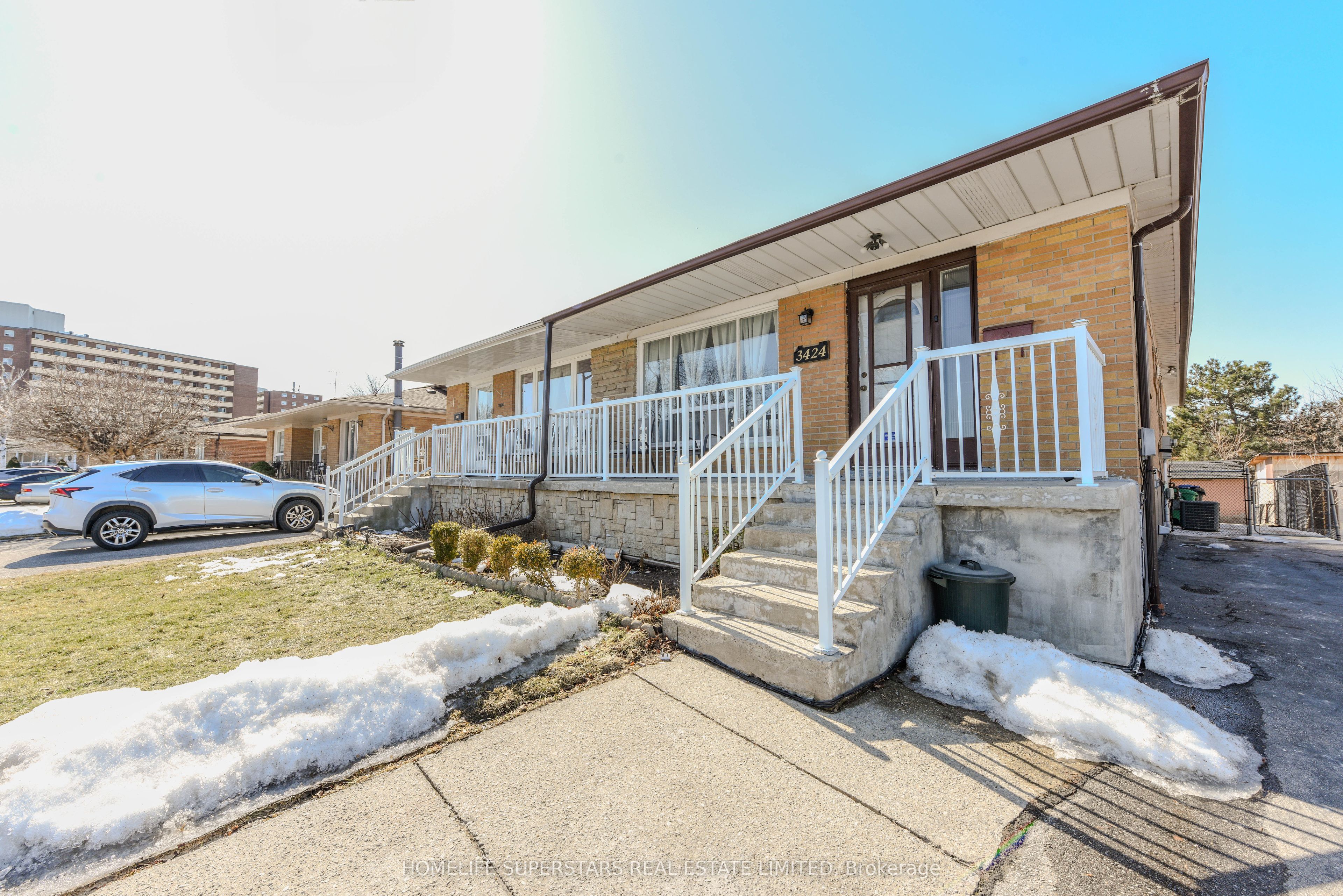 3424 Laddie Crescent Property Photo 2