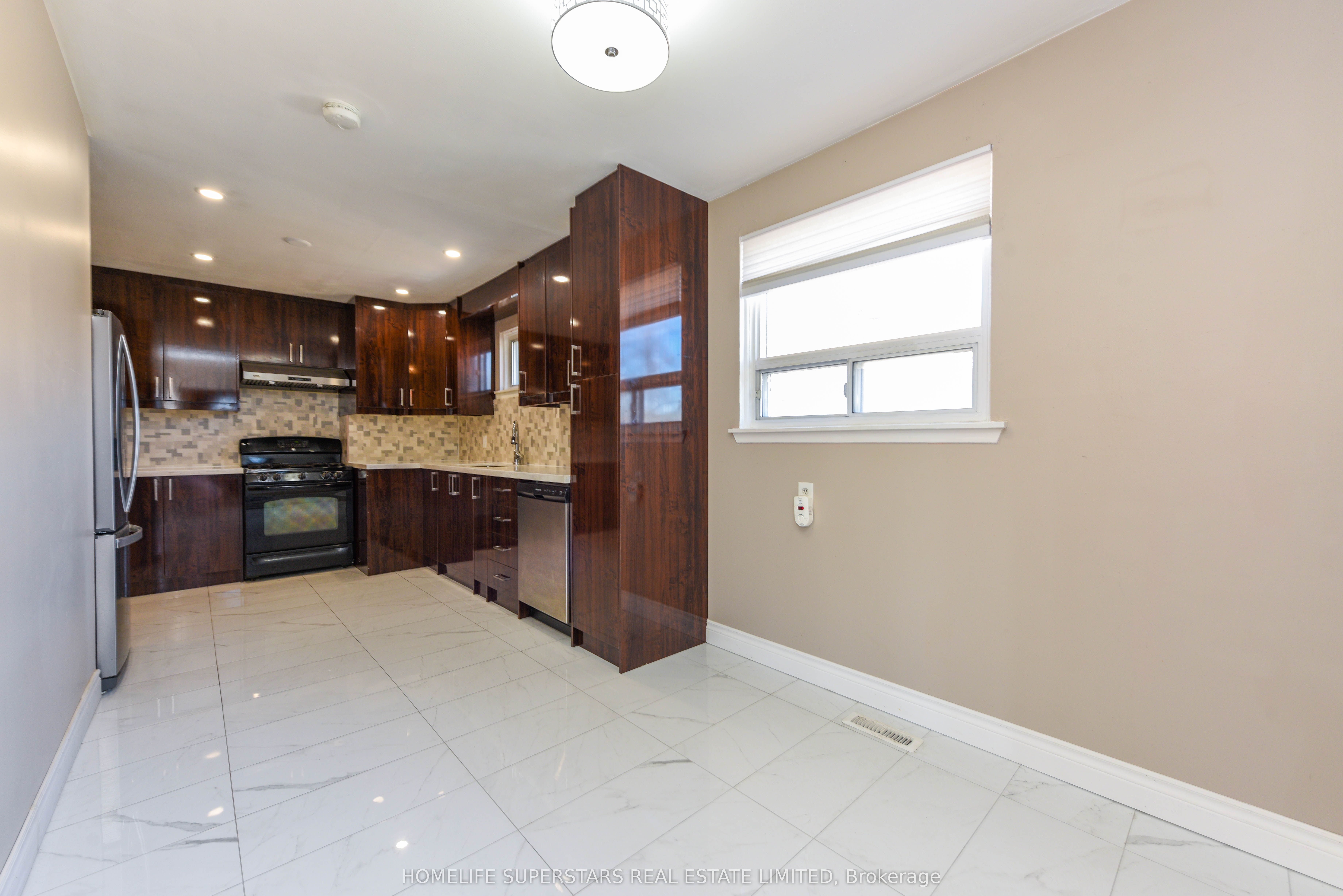 3424 Laddie Crescent Property Photo 6