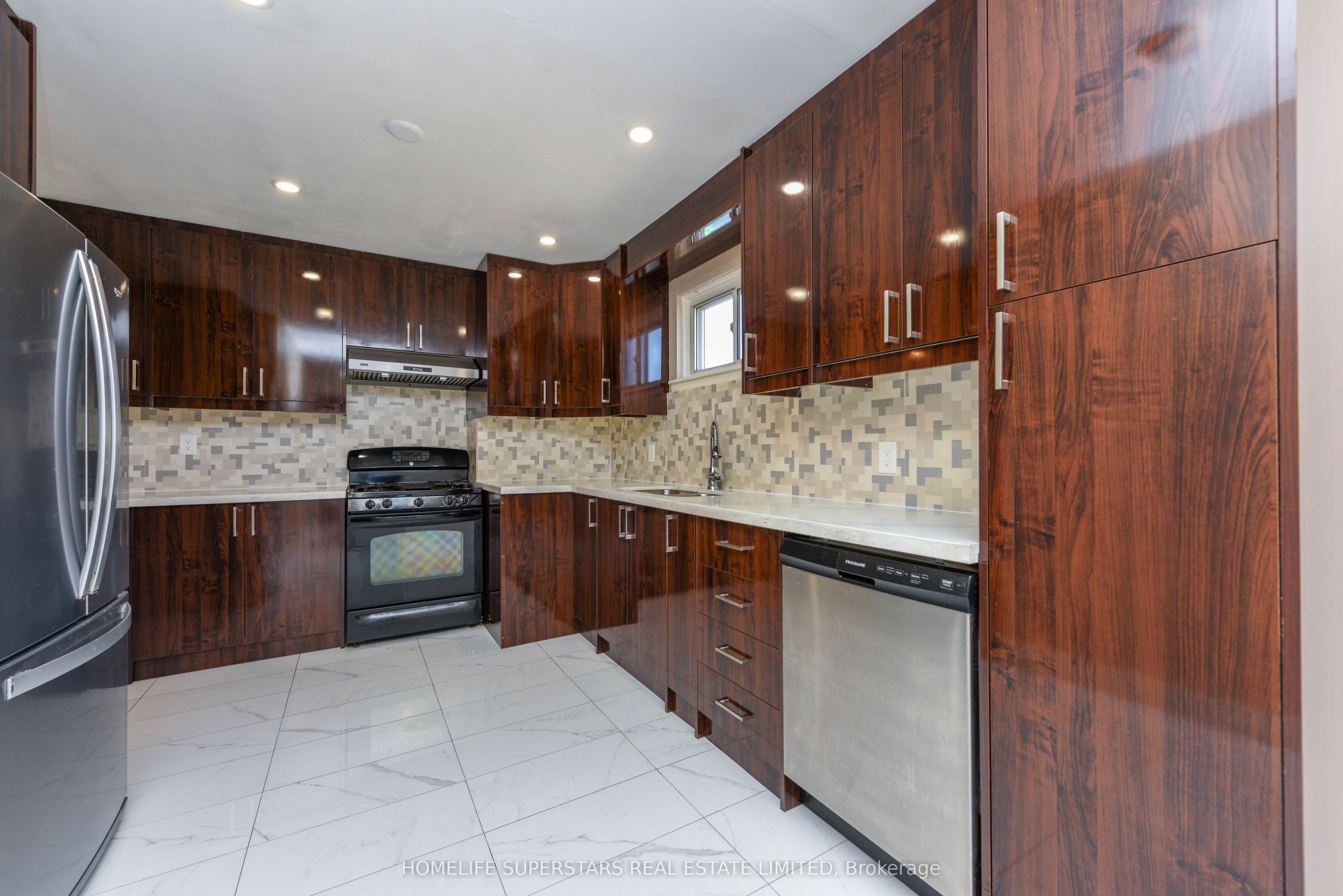 3424 Laddie Crescent Property Photo 7