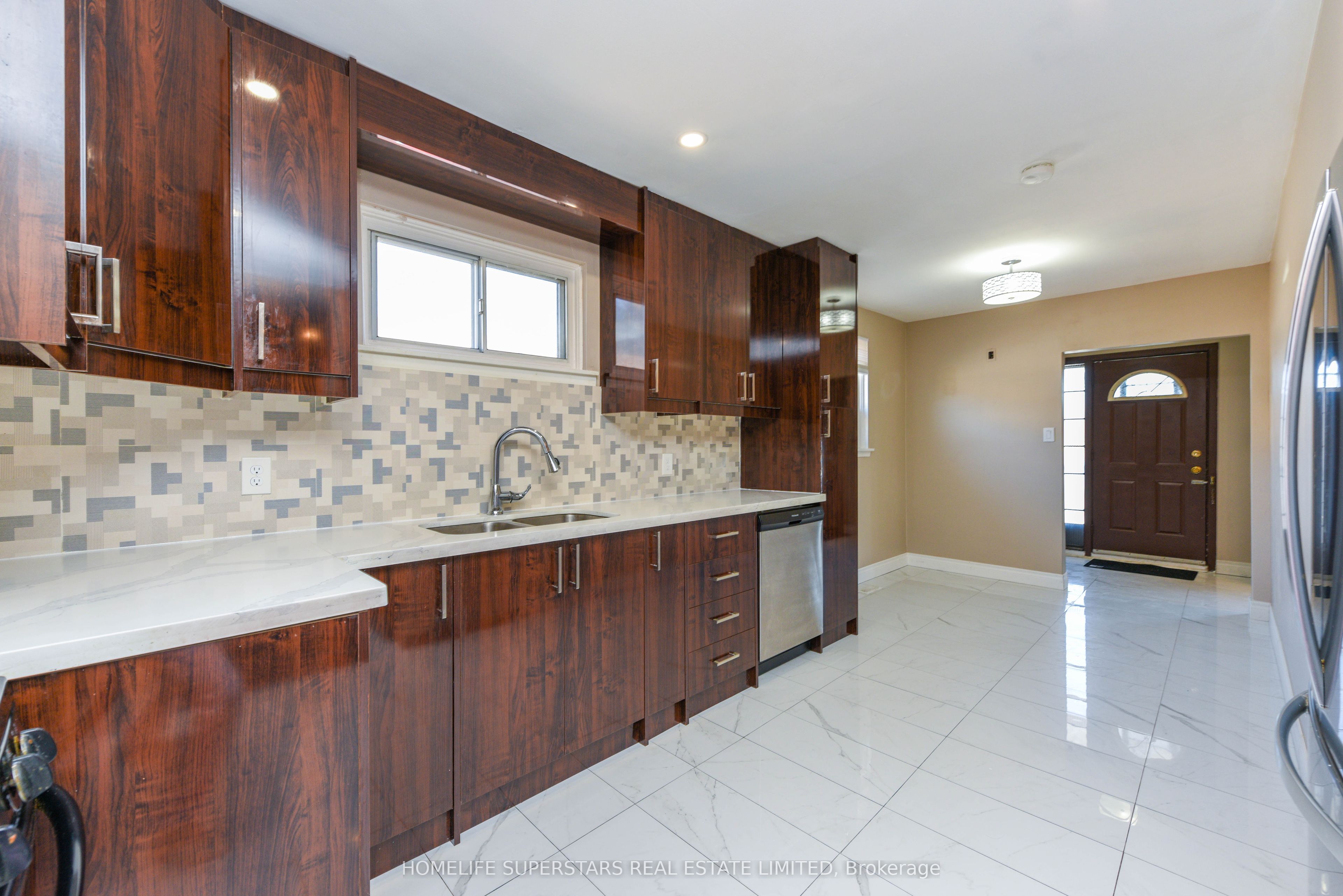 3424 Laddie Crescent Property Photo 8