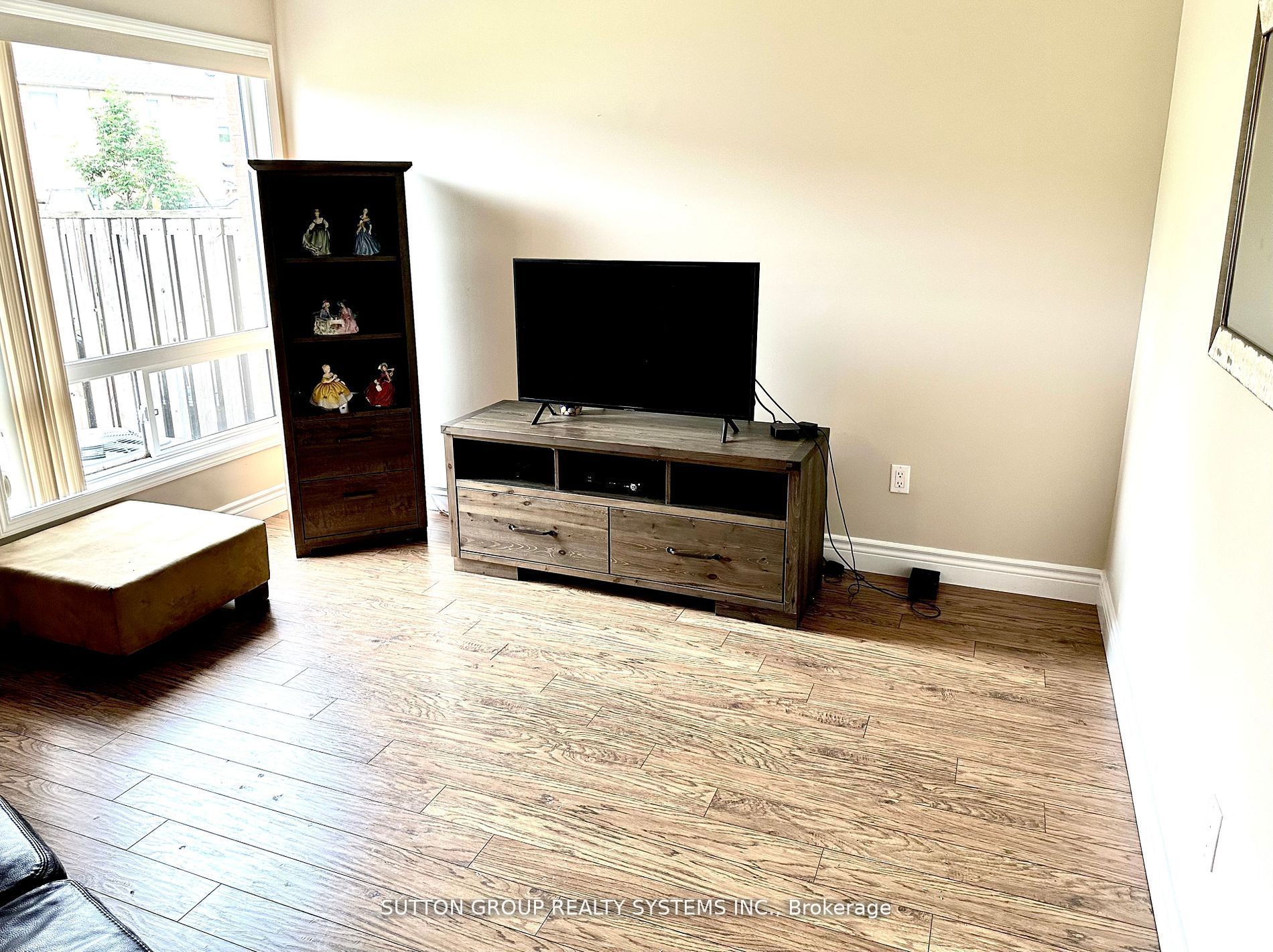 2467 Springforest Dr Property Photo 6