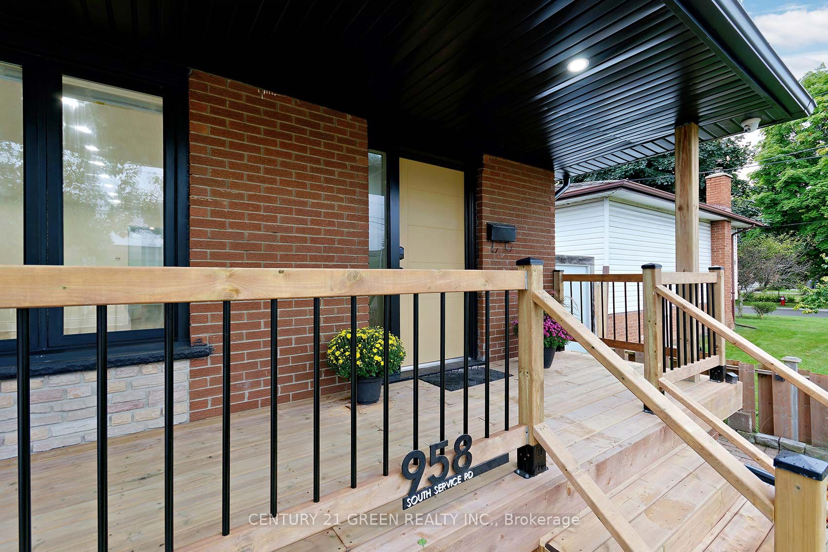 958 South Service Road Property Photo 3