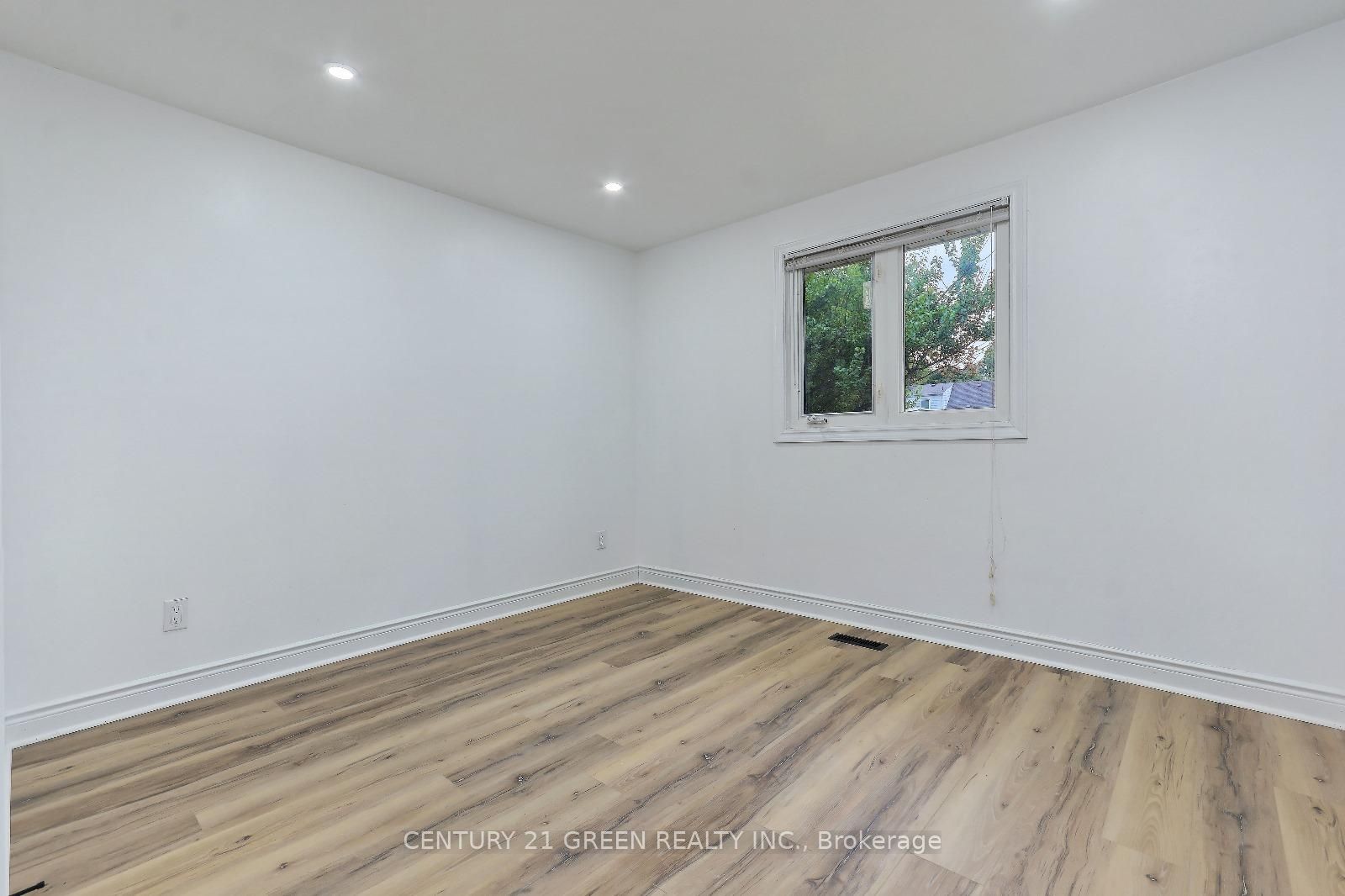 958 South Service Road Property Photo 7