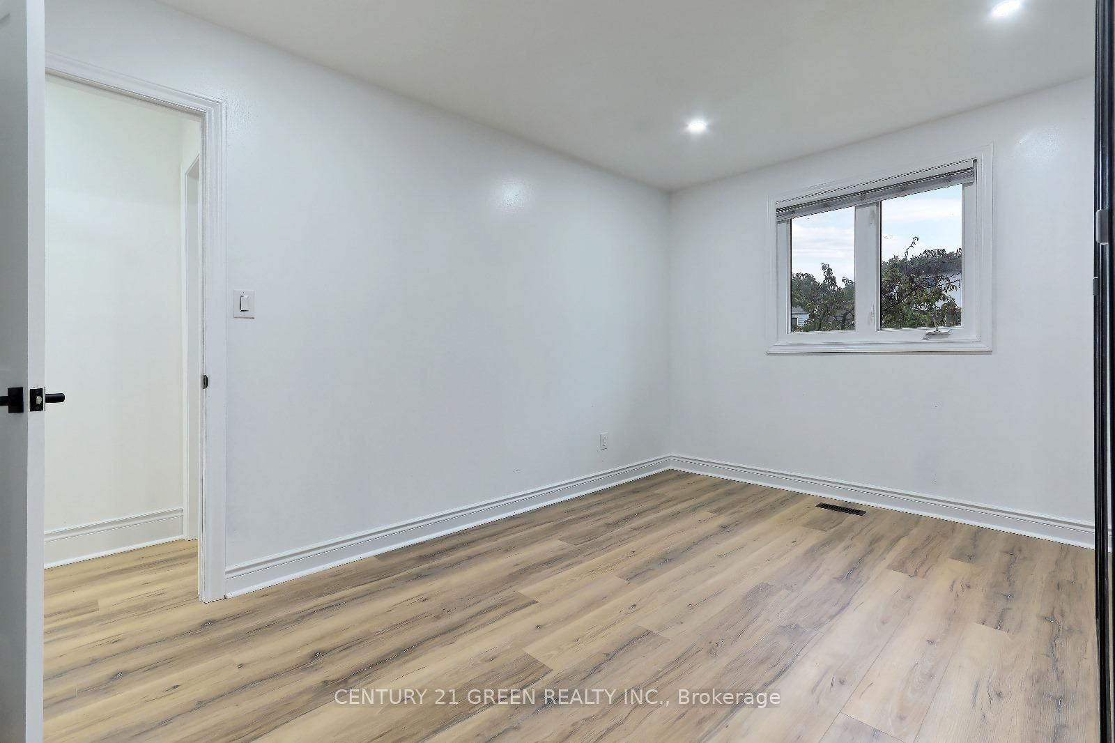 958 South Service Road Property Photo 11