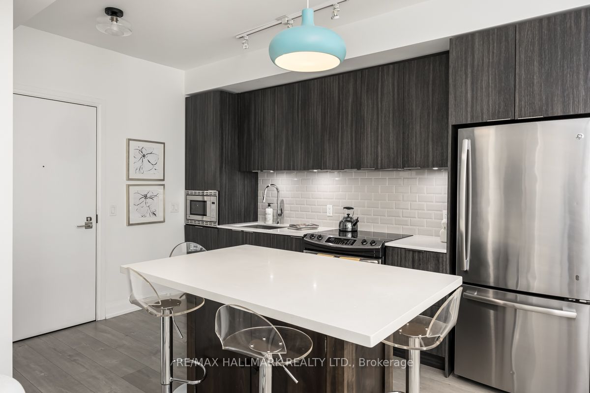 #604 - 110 Marine Parade Drive Property Photo 6