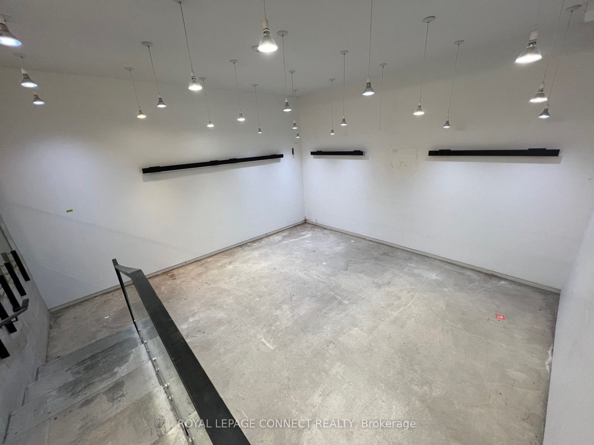 #main - 406 Roncesvalles Avenue Property Photo 23