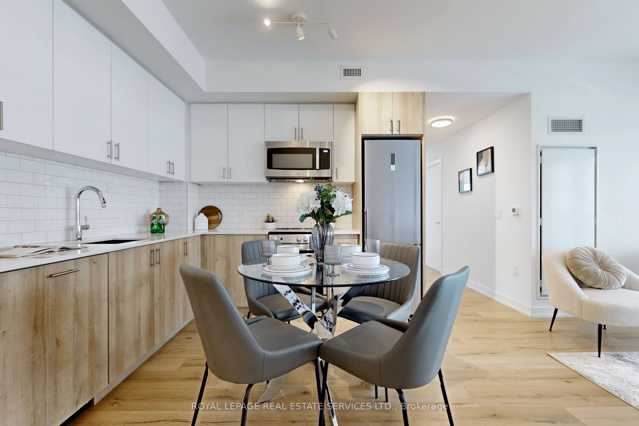 1195 The Queensway Avenue 507 Property Photo 4