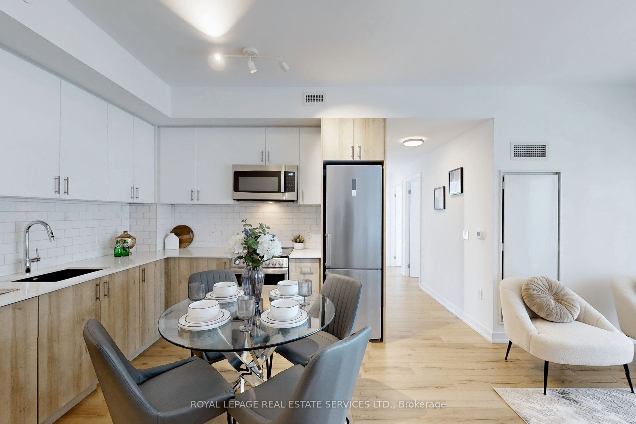 1195 The Queensway Avenue 507 Property Photo 9